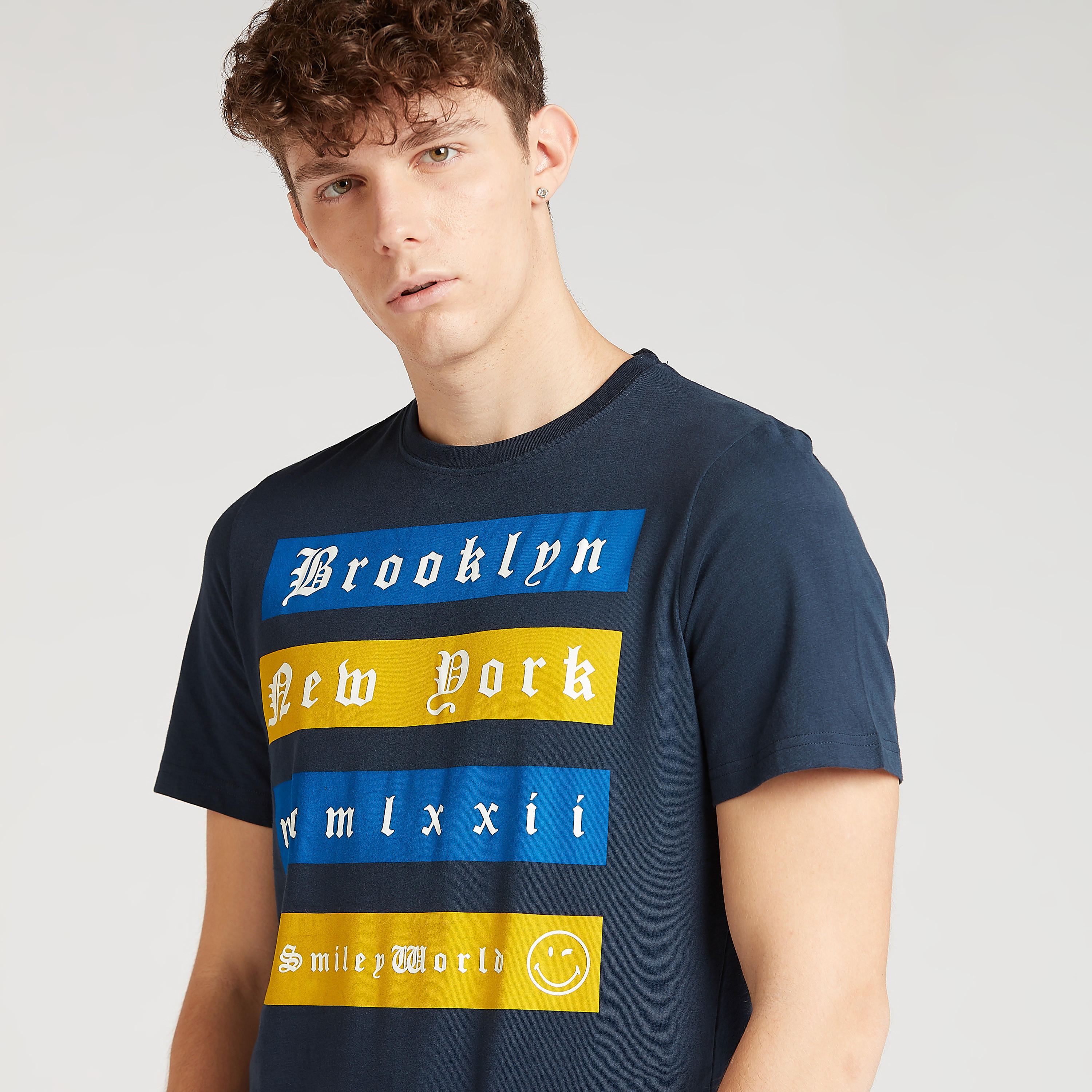 تيشيرت بياقة ضيقة وطبعات سمايلي وورلد تايبوجرافيكيّة-men-clothing-tshirtsandpolos-tshirts-image-3