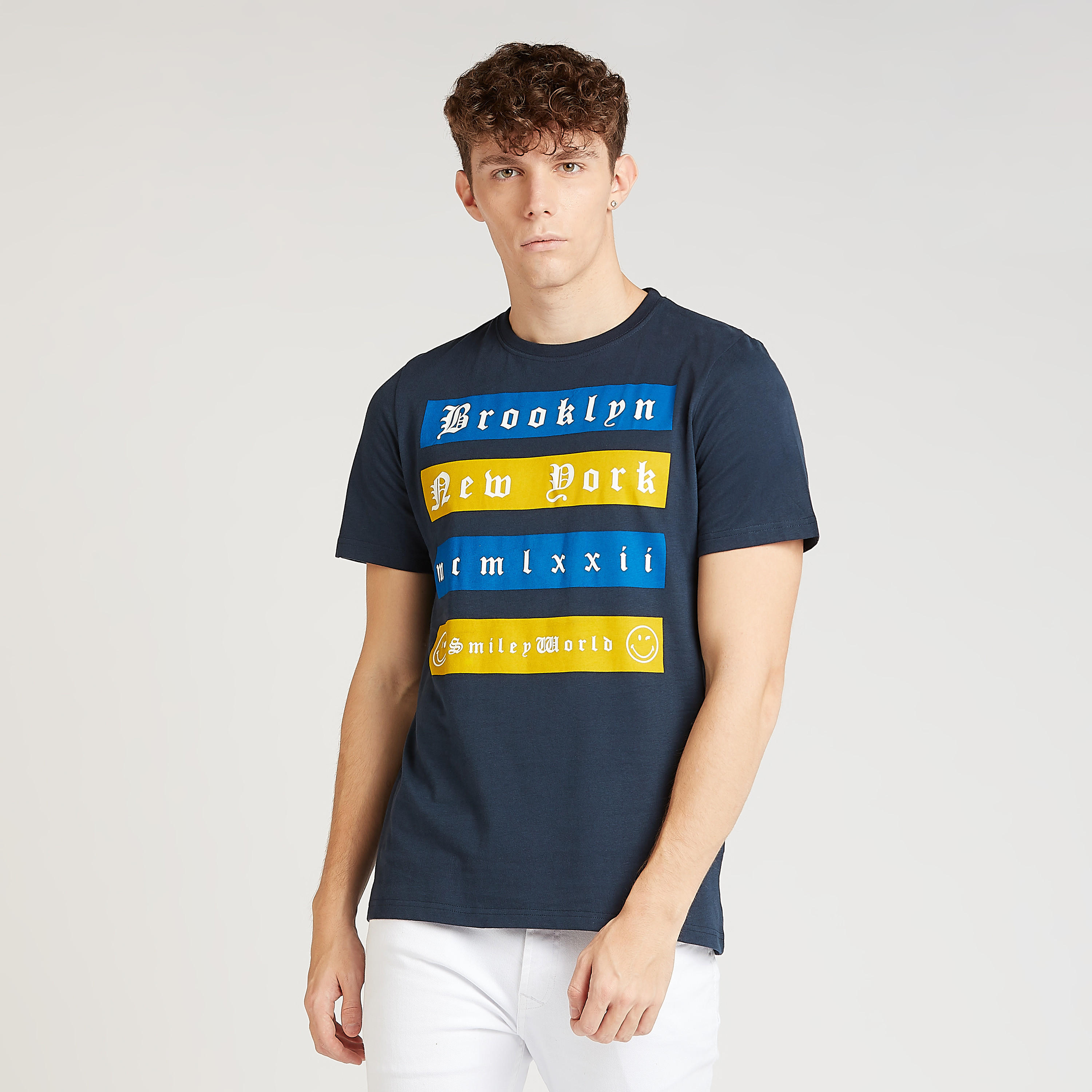 تيشيرت بياقة ضيقة وطبعات سمايلي وورلد تايبوجرافيكيّة-men-clothing-tshirtsandpolos-tshirts-image-1
