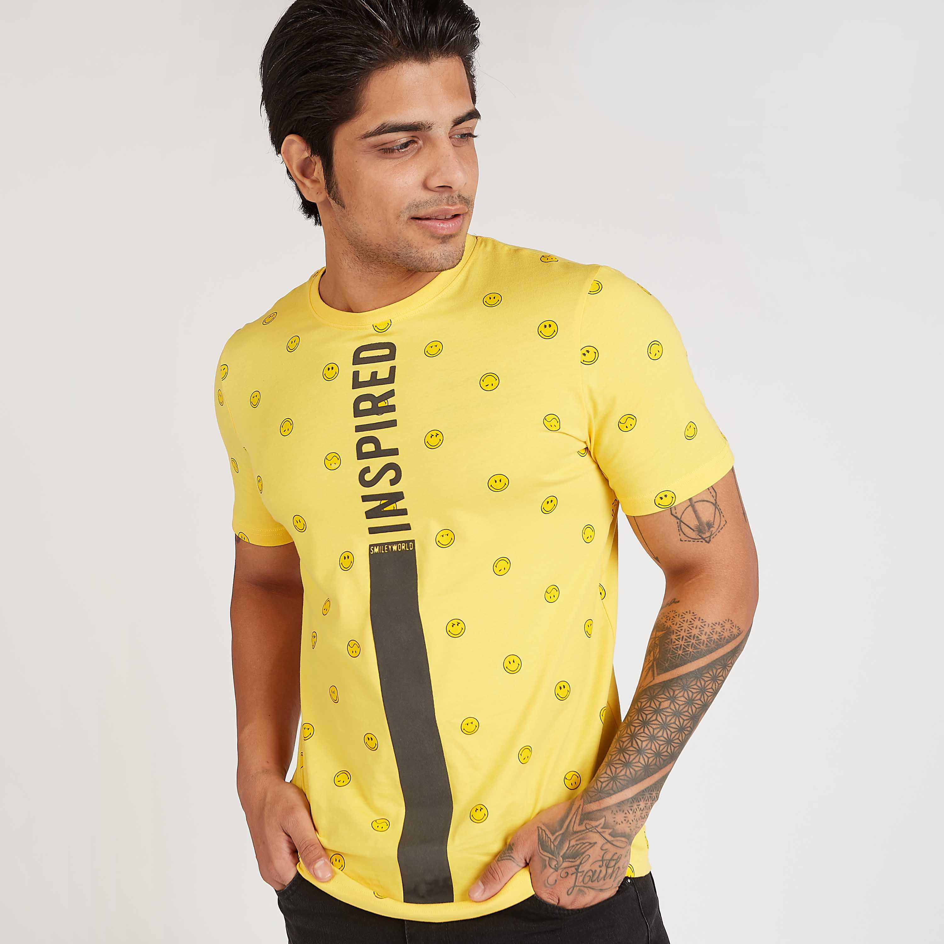 تيشيرت مستدام بياقة ضيّقة وطبعات سمايلي وورلد جرافيكيّة-men-clothing-tshirtsandpolos-tshirts-image-1
