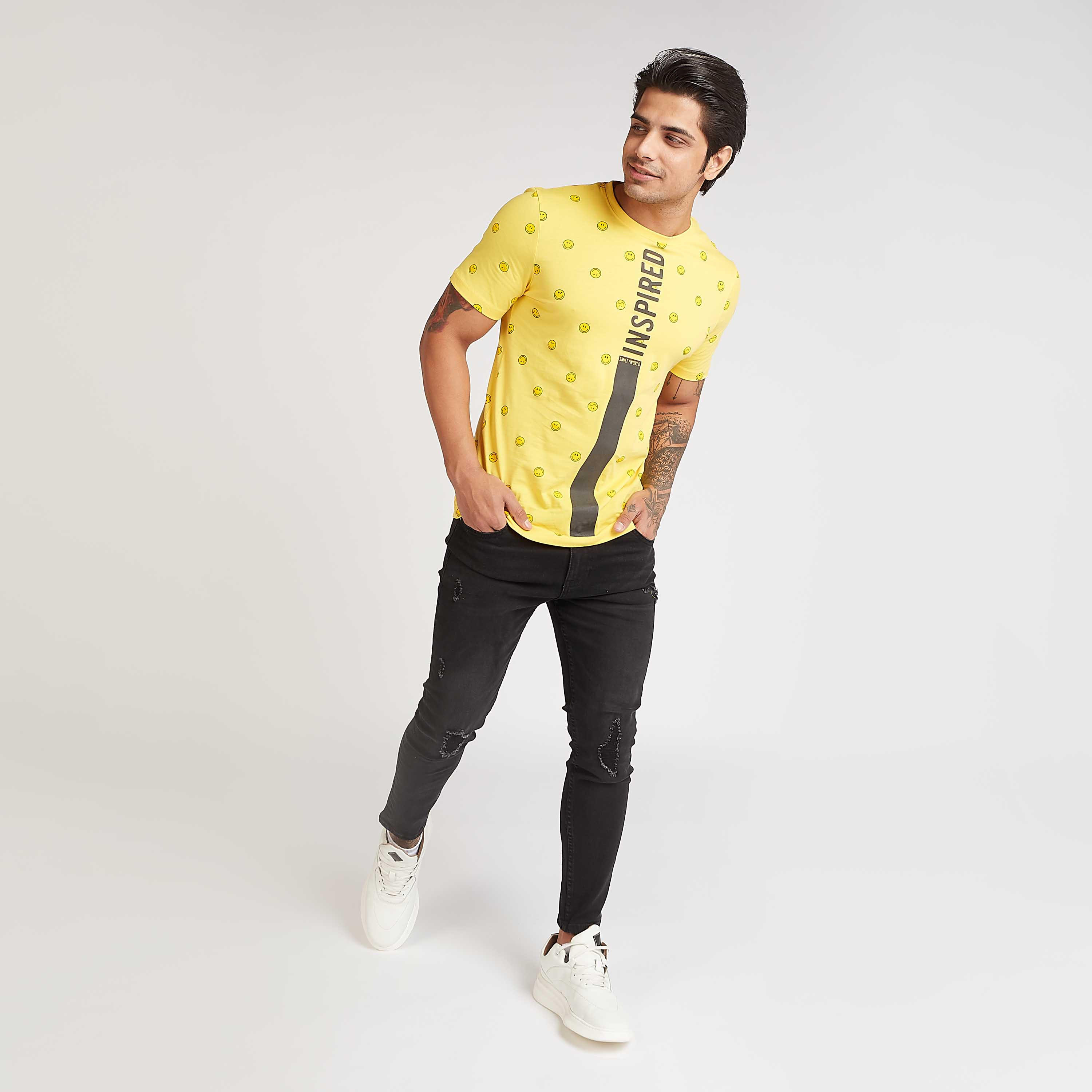 تيشيرت مستدام بياقة ضيّقة وطبعات سمايلي وورلد جرافيكيّة-men-clothing-tshirtsandpolos-tshirts-image-2