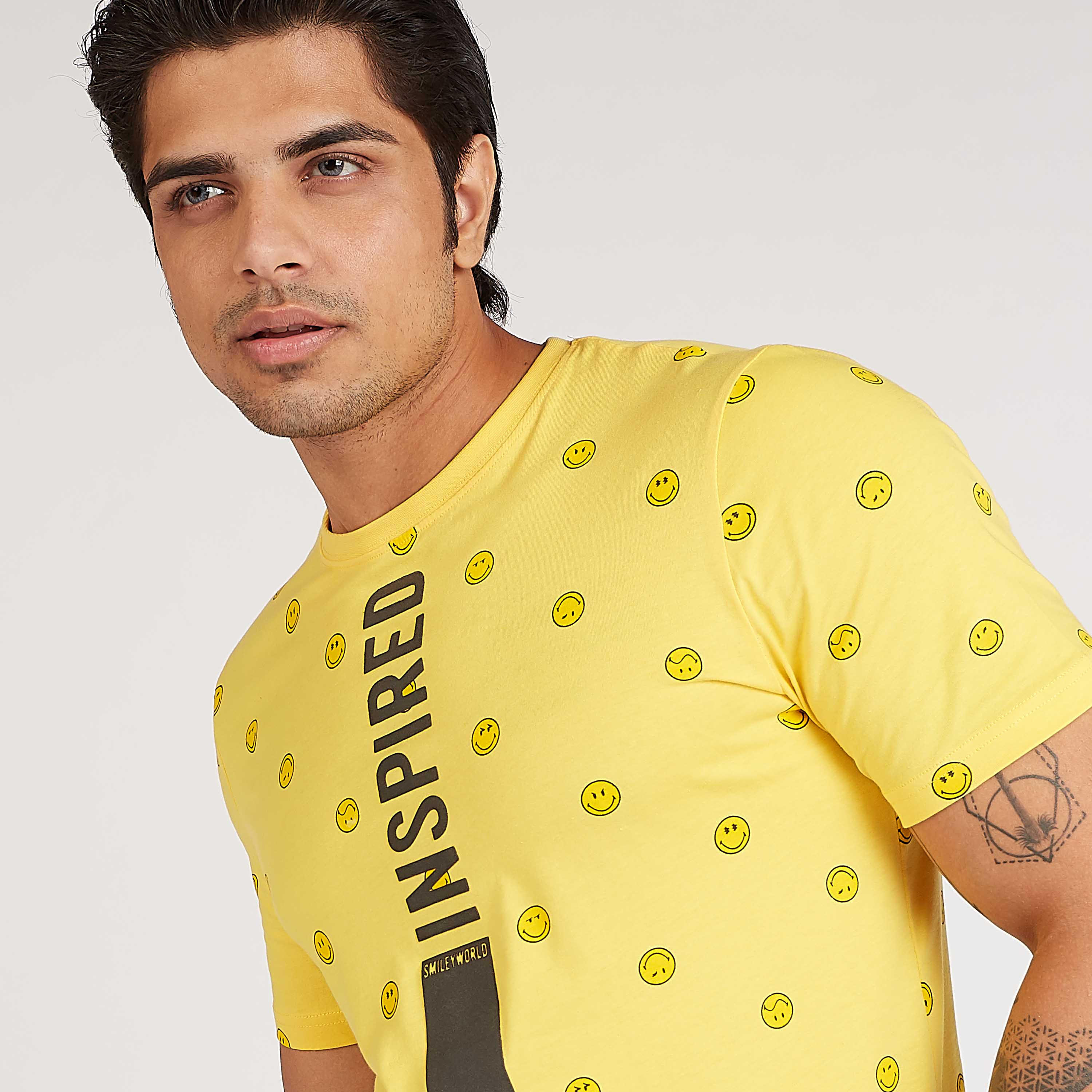 تيشيرت مستدام بياقة ضيّقة وطبعات سمايلي وورلد جرافيكيّة-men-clothing-tshirtsandpolos-tshirts-image-3