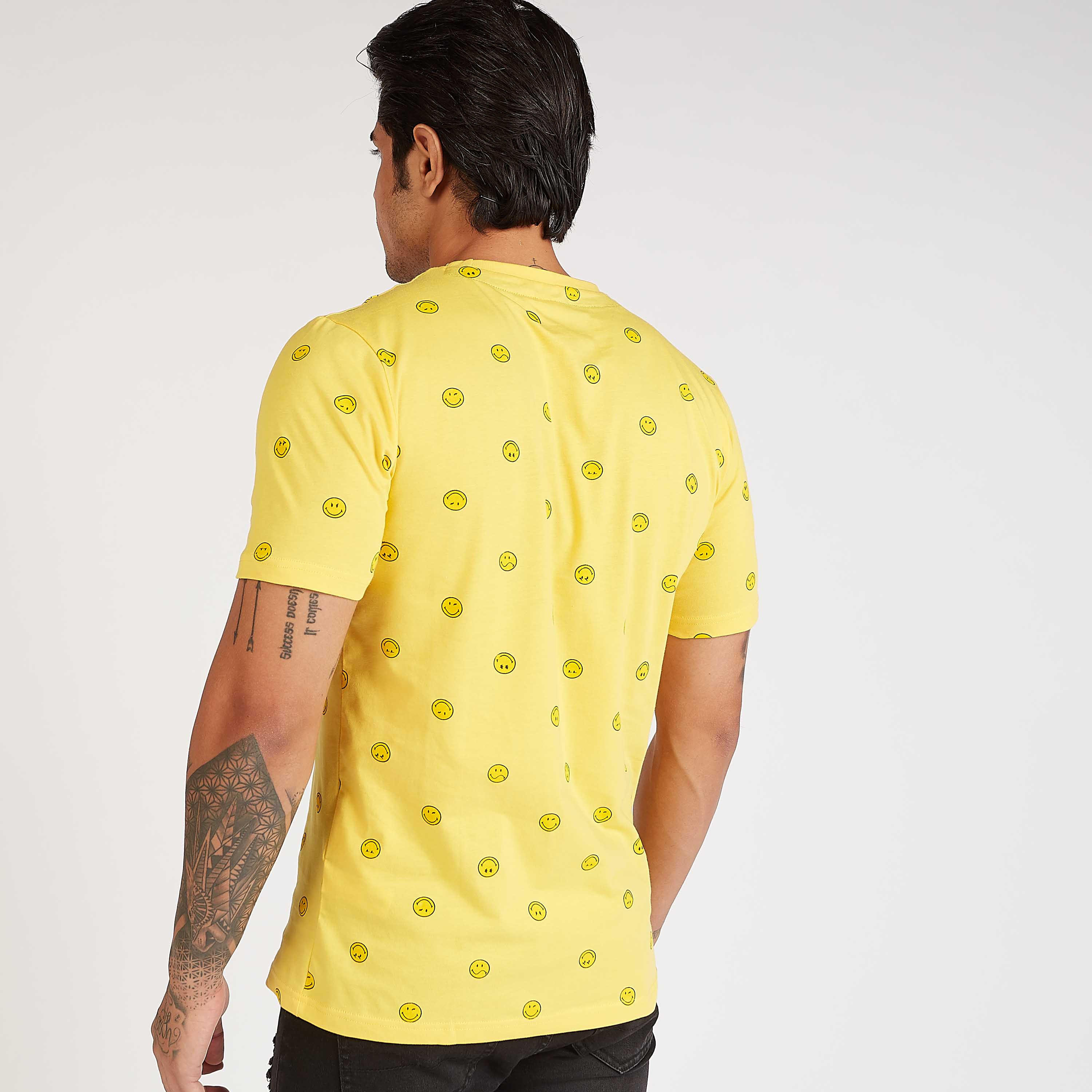 تيشيرت مستدام بياقة ضيّقة وطبعات سمايلي وورلد جرافيكيّة-men-clothing-tshirtsandpolos-tshirts-image-4