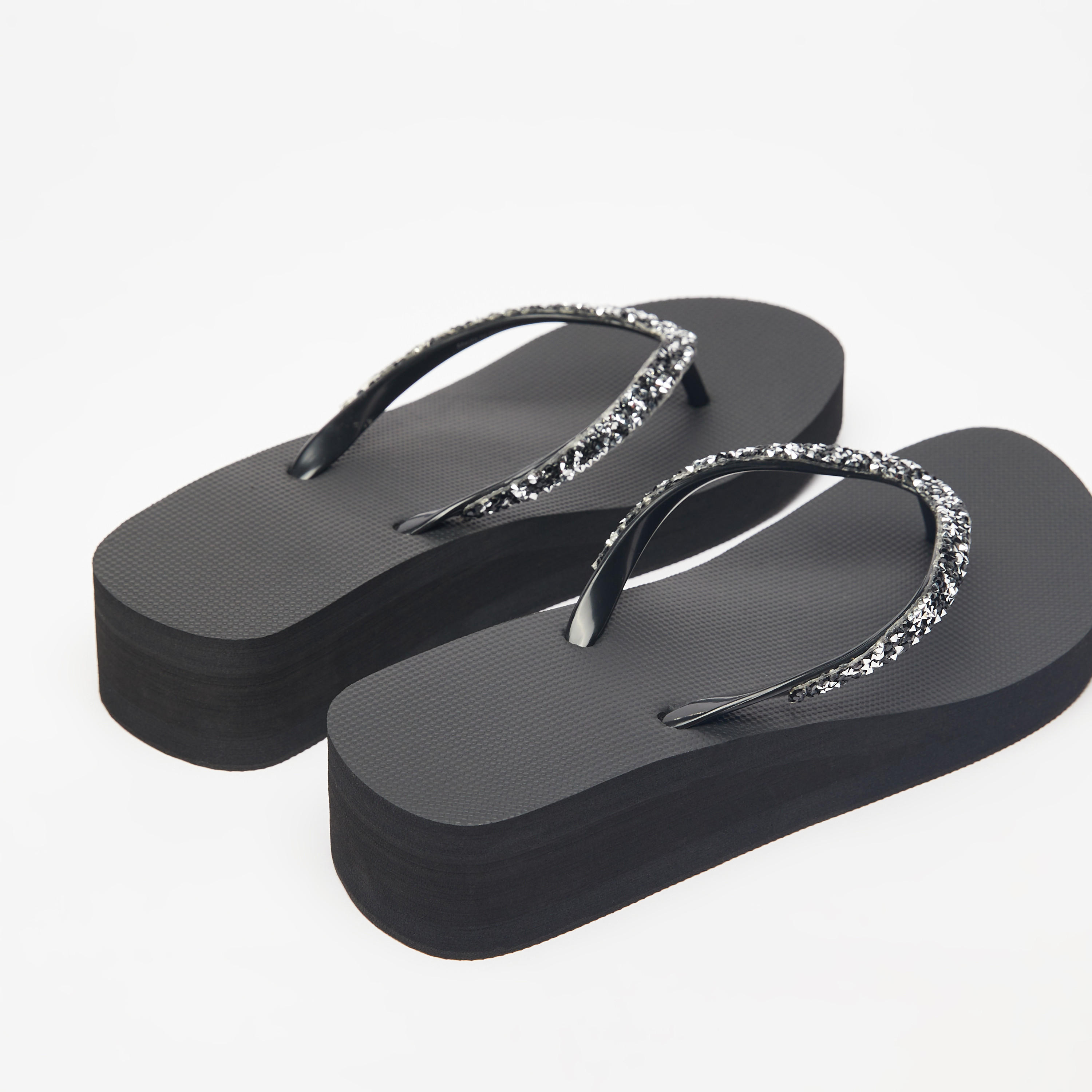 شبشب بإصبع مزيّن سهل الارتداء-women-shoes-flipflopsandslides-image-3