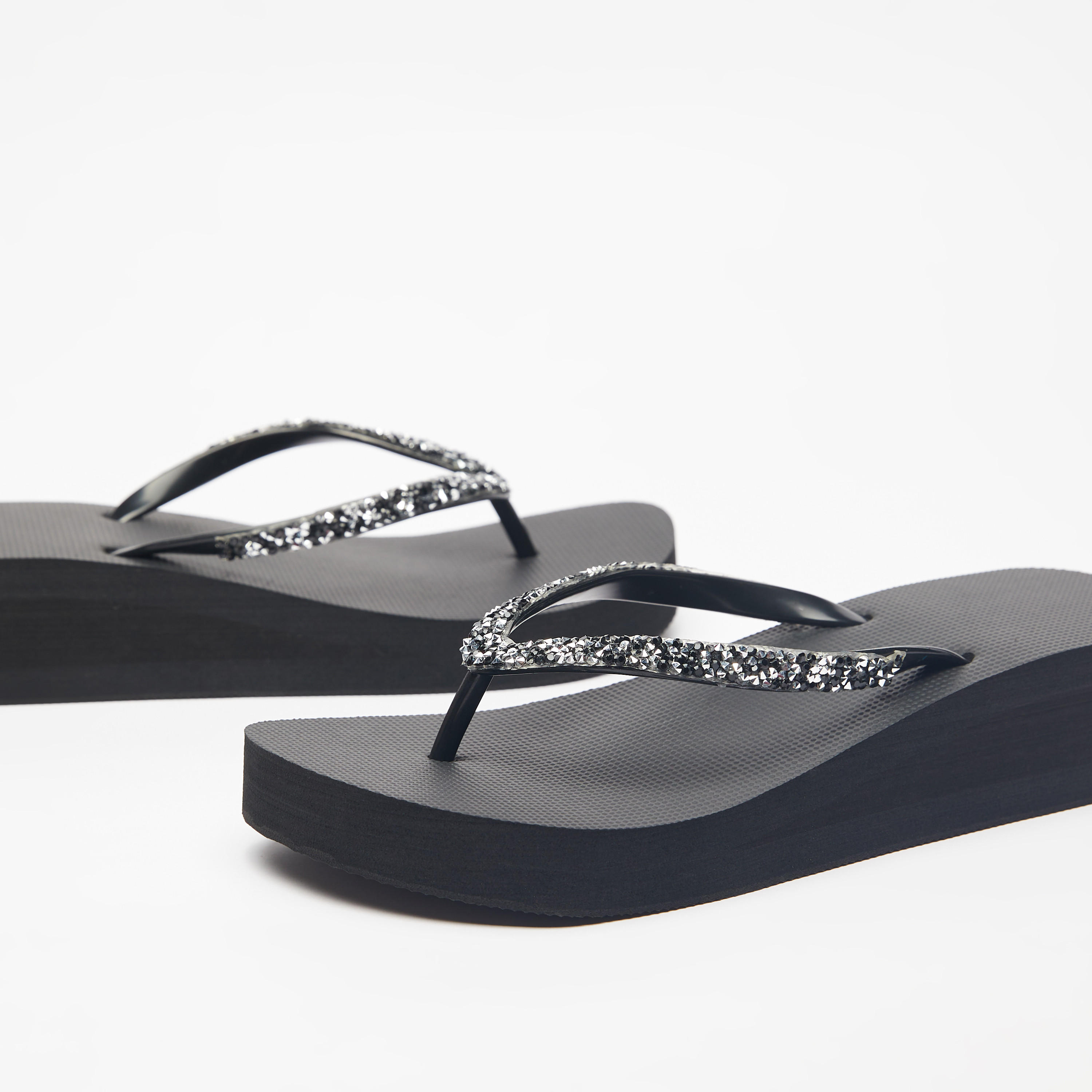 شبشب بإصبع مزيّن سهل الارتداء-women-shoes-flipflopsandslides-image-4