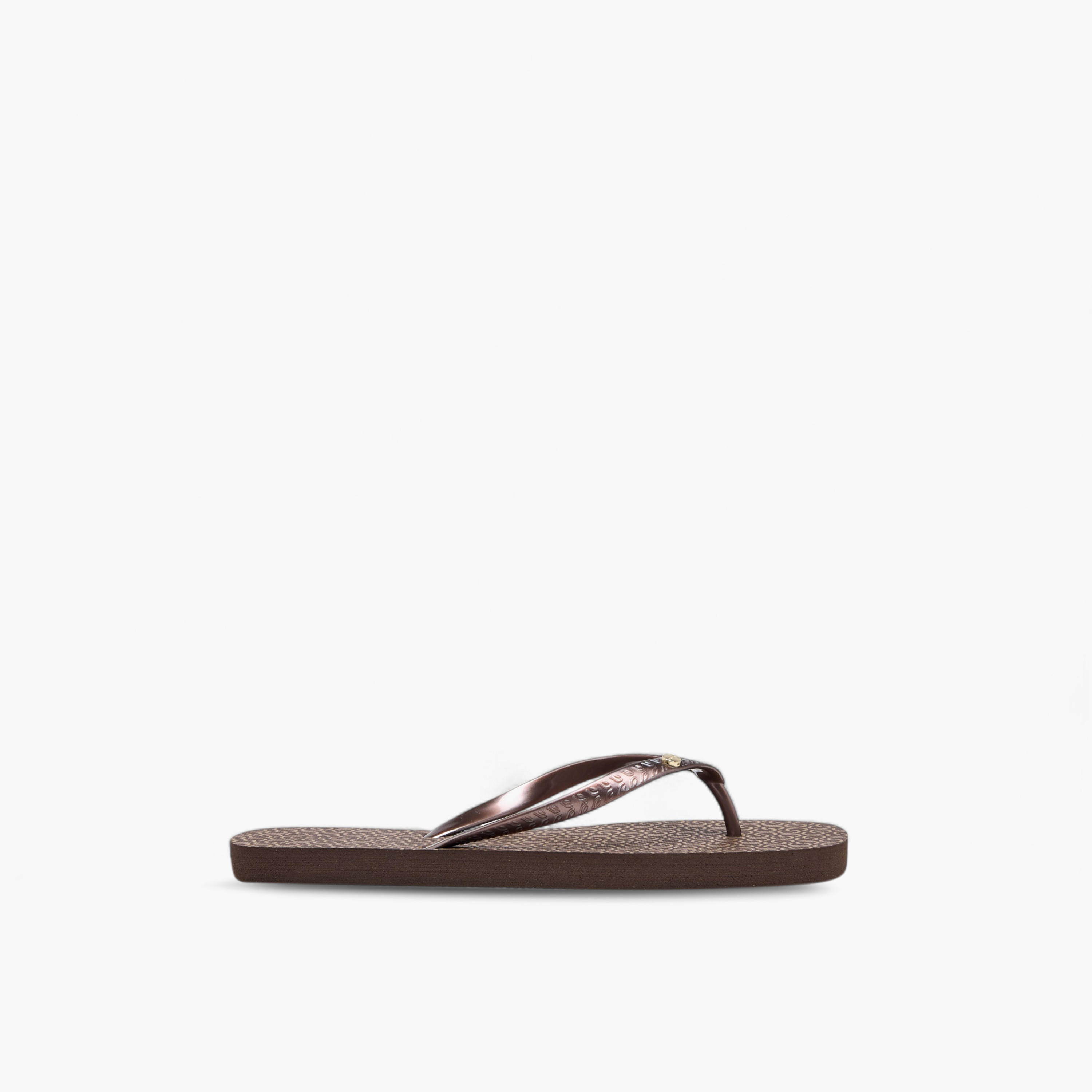 شبشب بإصبع وطبعات مونوجرام للنساء من سيليست-women-shoes-flipflopsandslides-image-3