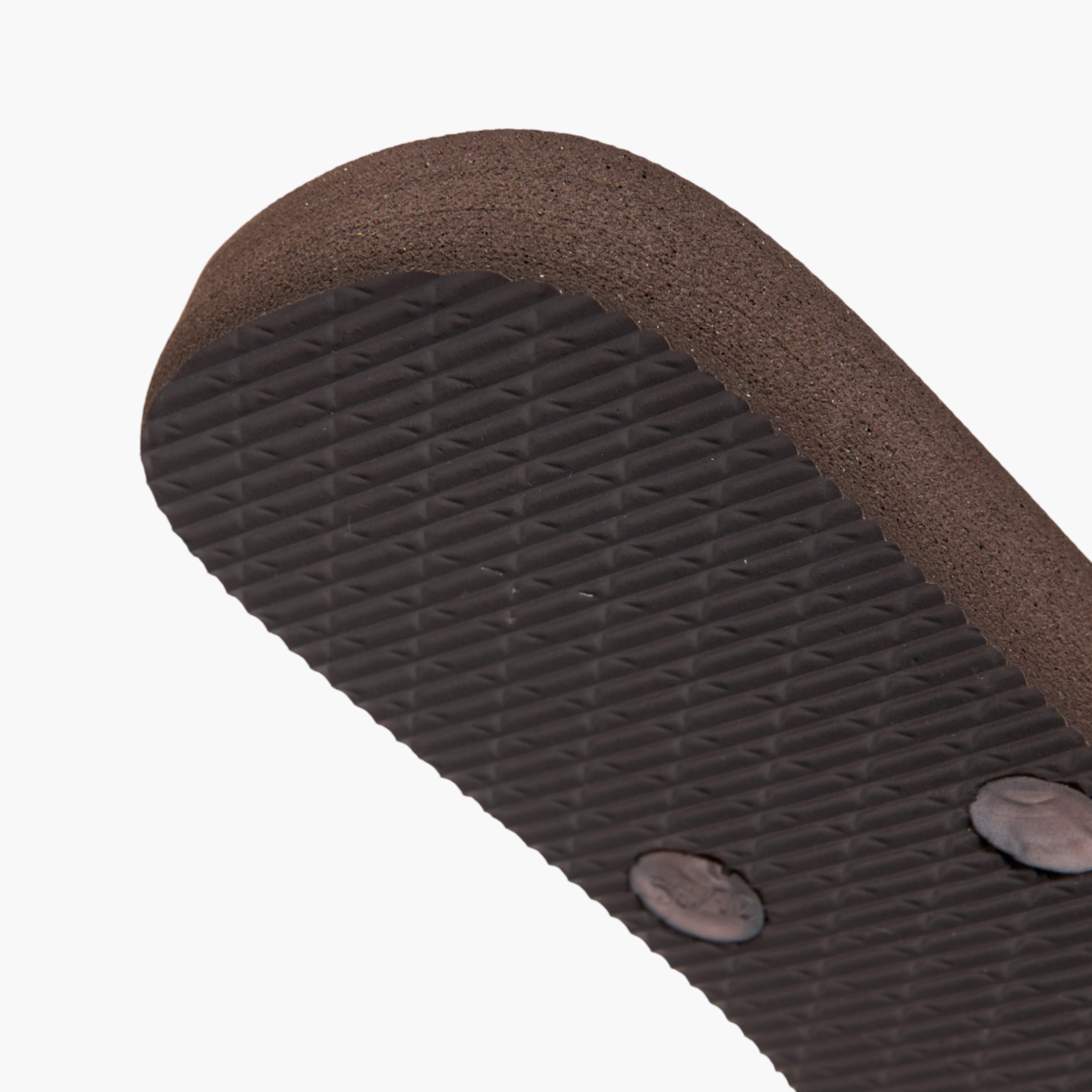 شبشب بإصبع وطبعات مونوجرام للنساء من سيليست-women-shoes-flipflopsandslides-image-1