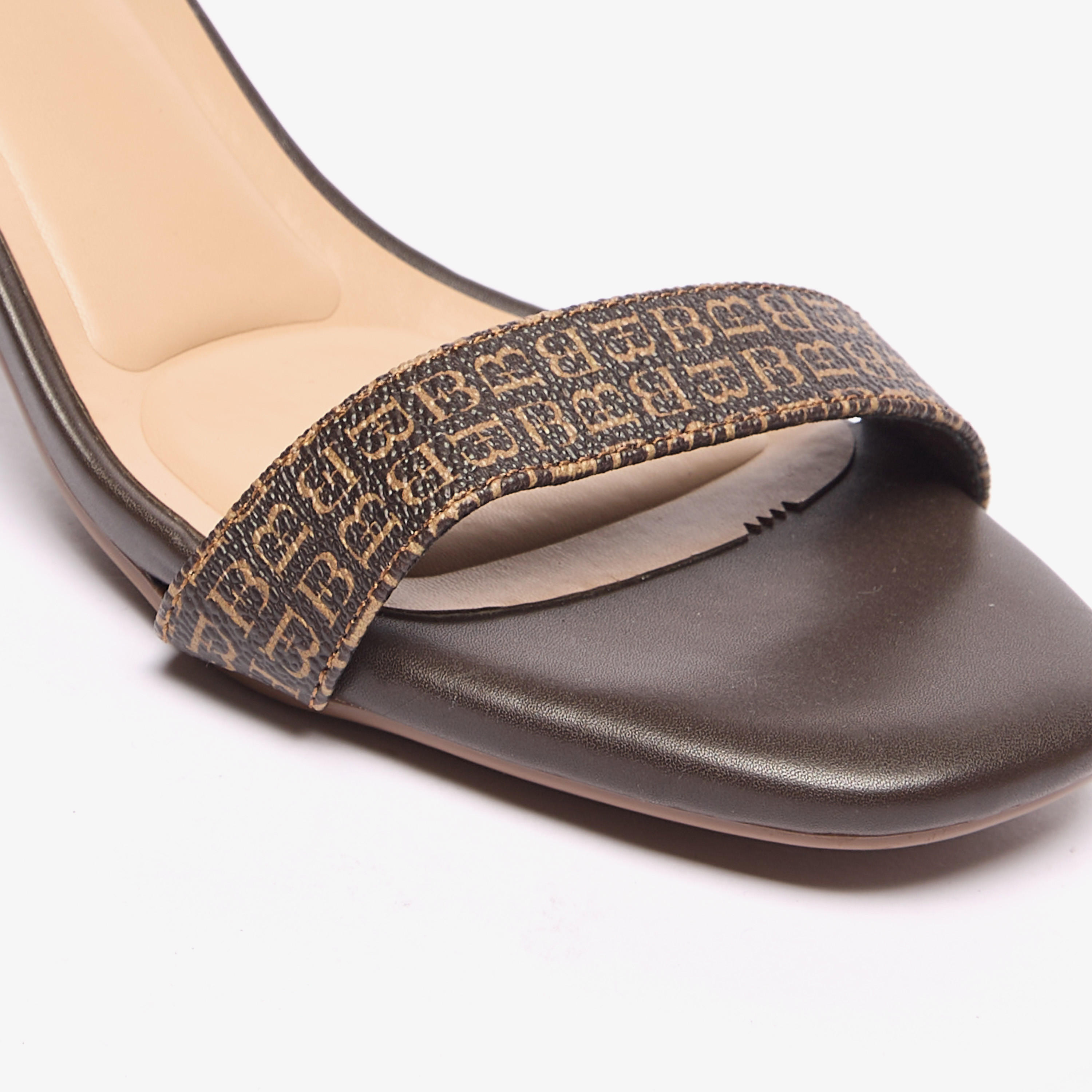 صندل مونوجرام بكعب عريض وإغلاق بإبزيم من فلورا بيلا-women-shoes-sandals-heeled-image-5