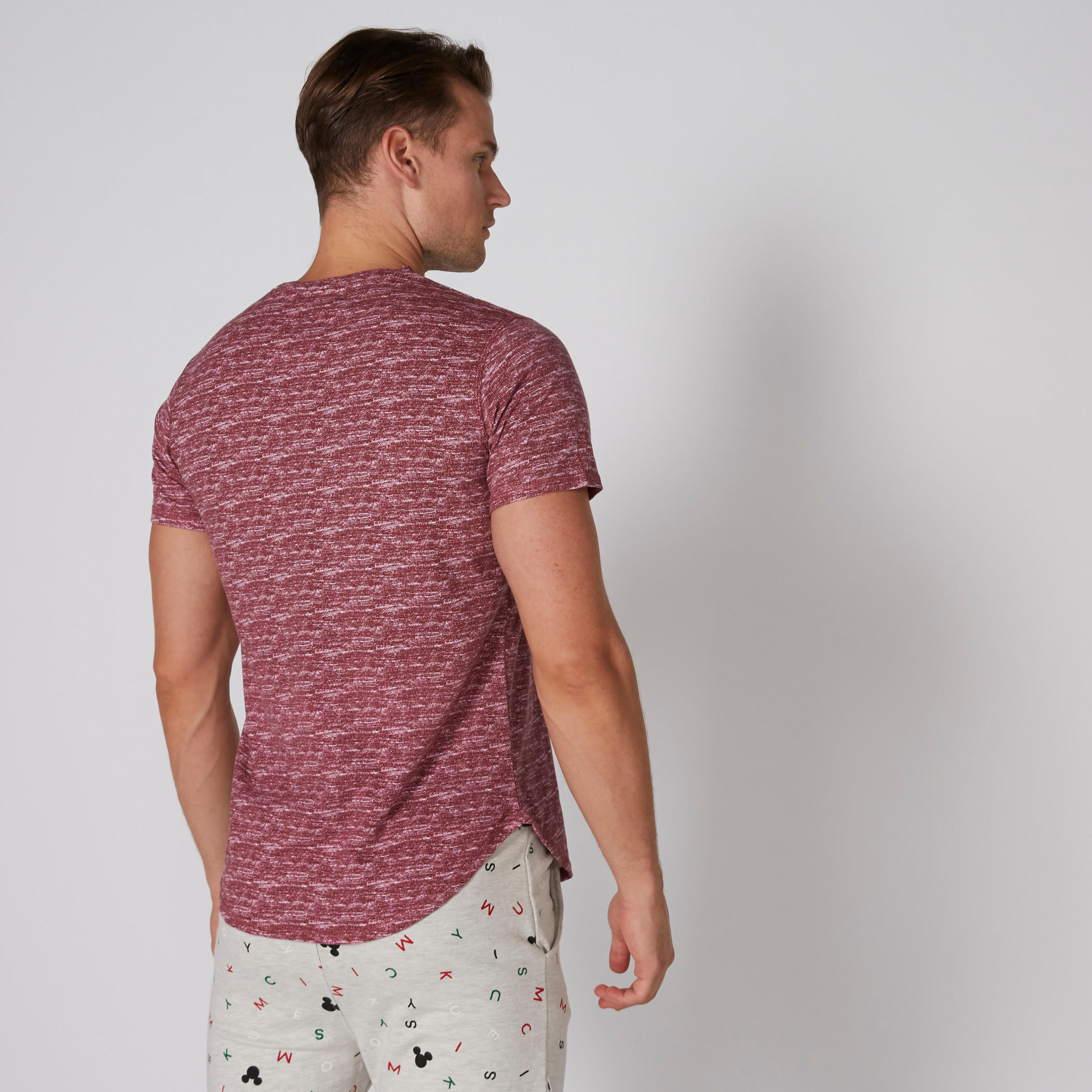 تيشيرت بطبعات وياقة مستديرة وأكمام قصيرة-men-clothing-tshirtsandpolos-tshirts-image-2