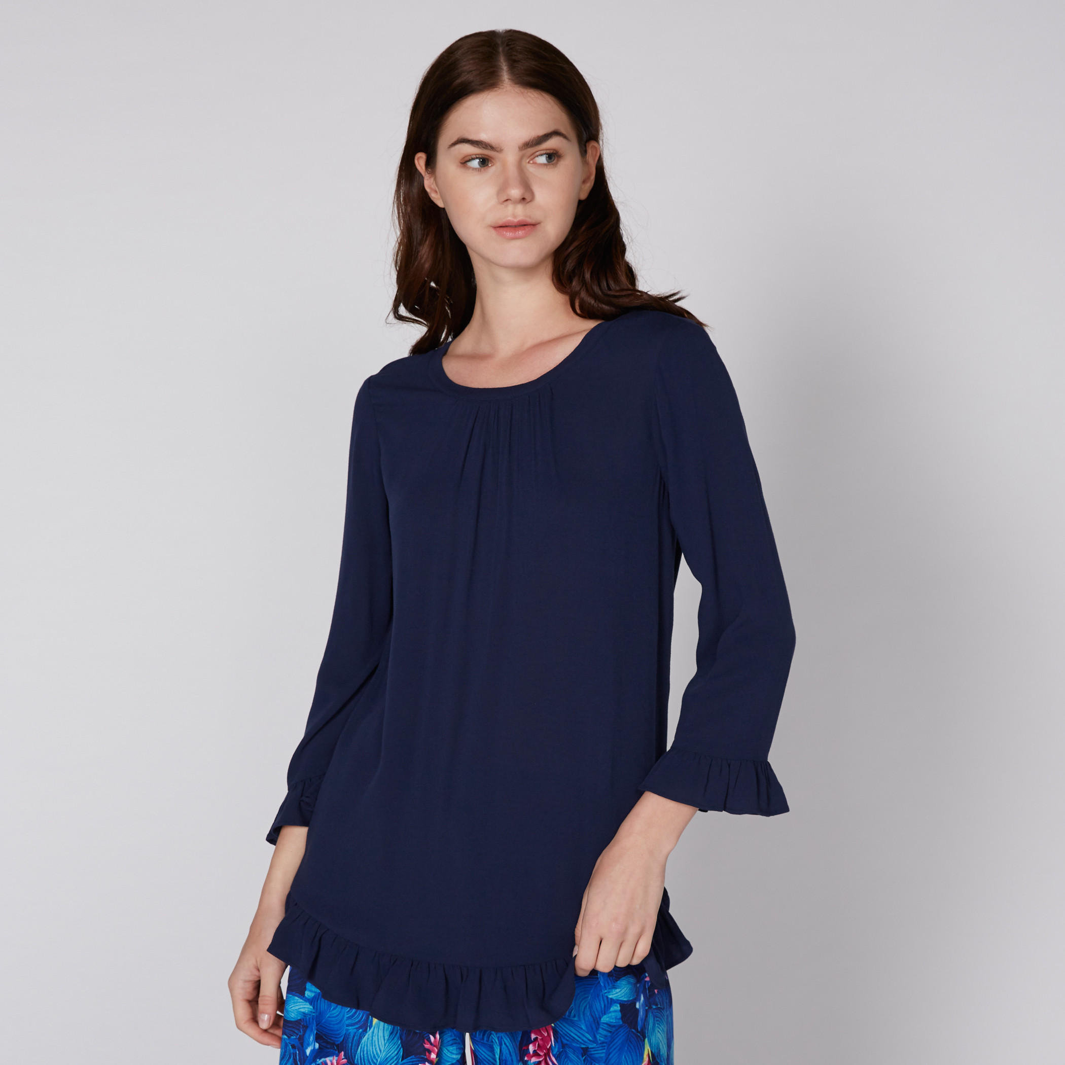 بلوزة بياقة مستديرة وأكمام 3/4 وتفاصيل كشكش-women-clothing-shirtsandblouses-blouses-image-1