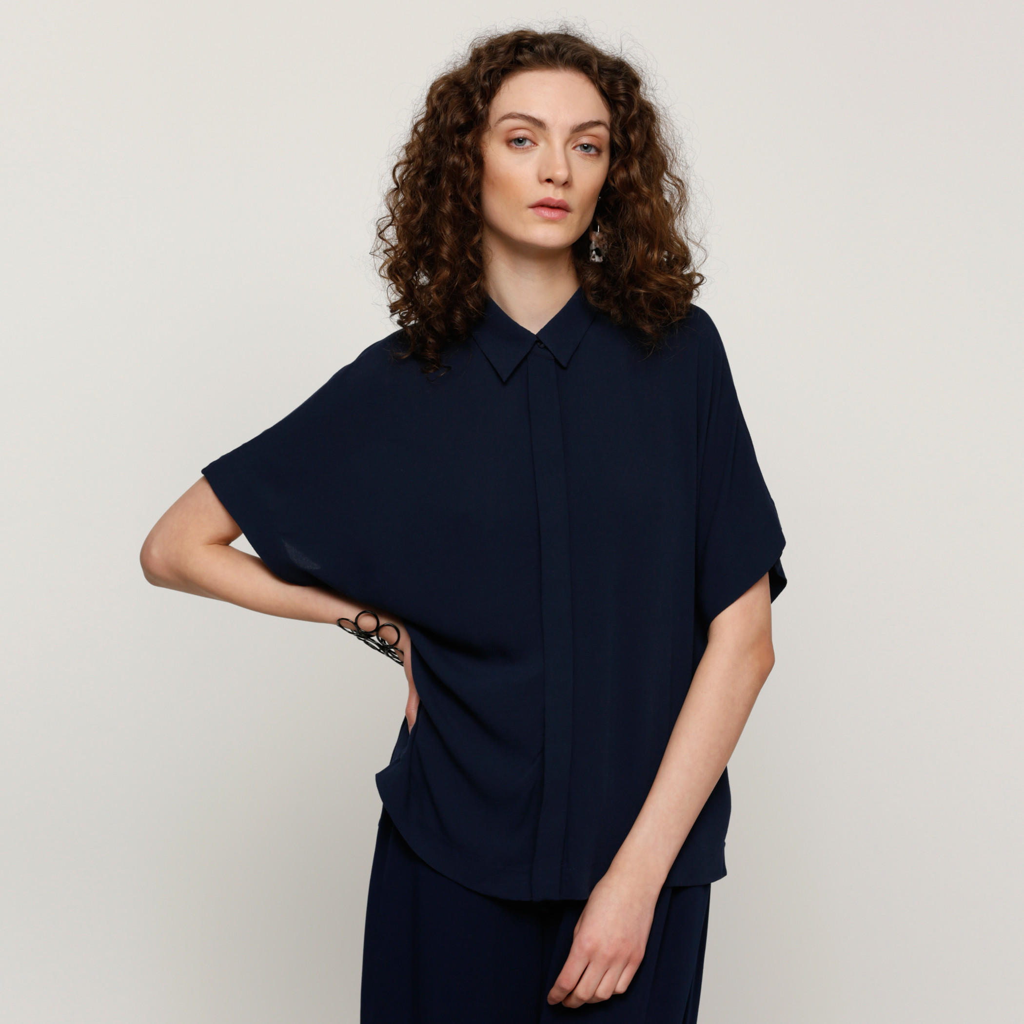 بلوزة بياقة عريضة وأكمام طويلة وحوّاف غير مستوية-women-clothing-shirtsandblouses-blouses-image-5