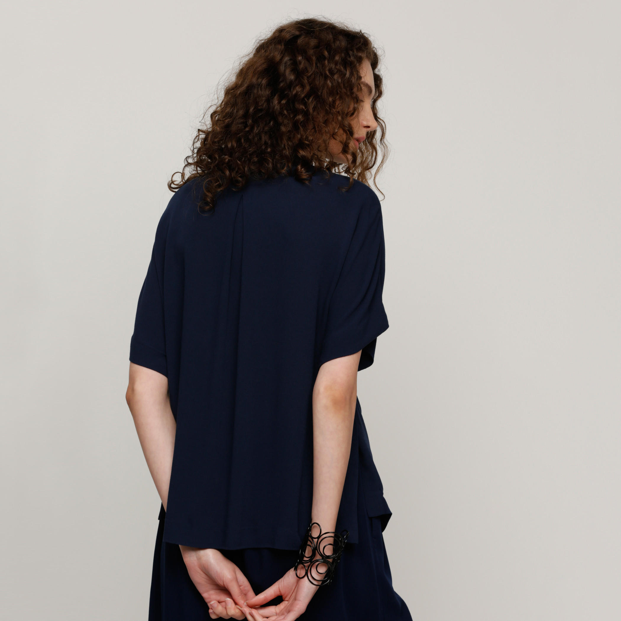 بلوزة بياقة عريضة وأكمام طويلة وحوّاف غير مستوية-women-clothing-shirtsandblouses-blouses-image-4