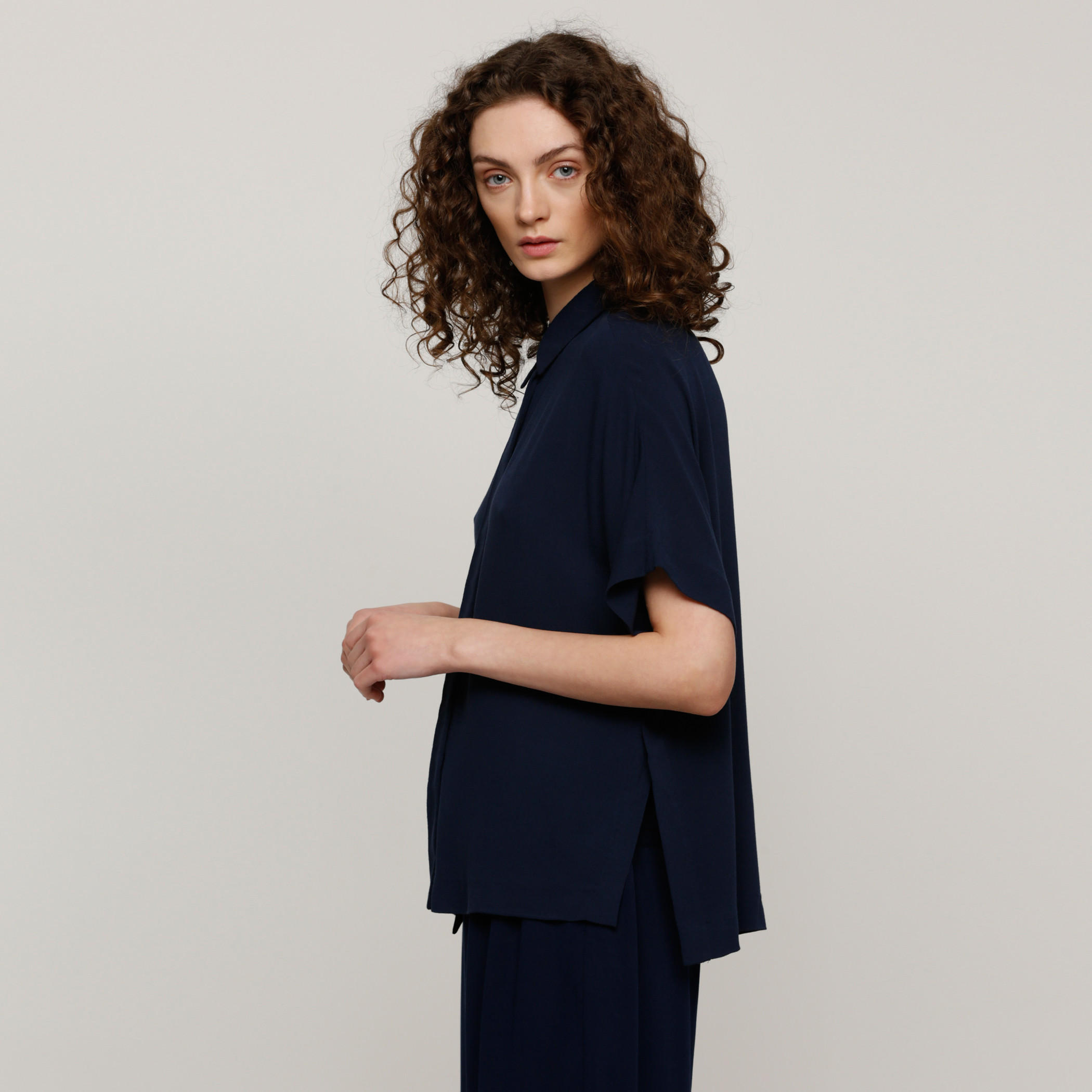 بلوزة بياقة عريضة وأكمام طويلة وحوّاف غير مستوية-women-clothing-shirtsandblouses-blouses-image-3