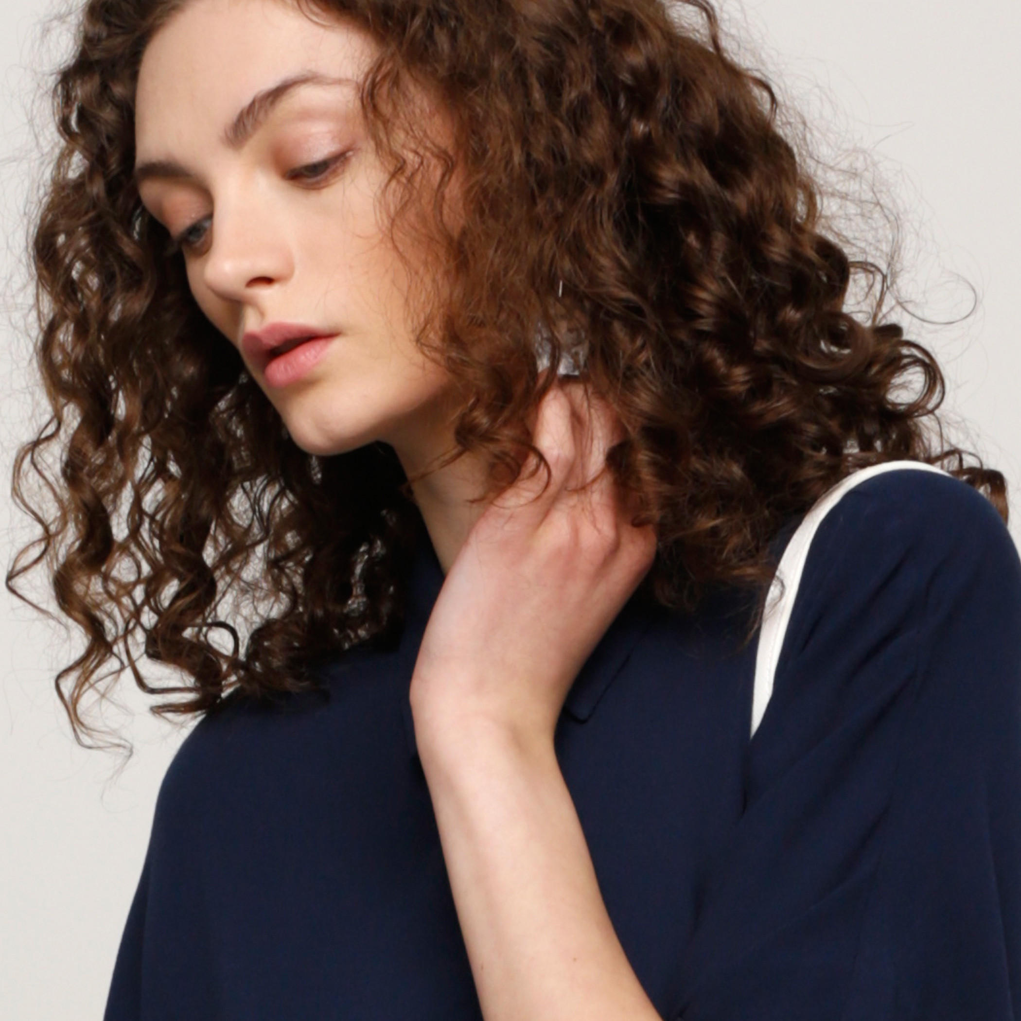 بلوزة بياقة عريضة وأكمام طويلة وحوّاف غير مستوية-women-clothing-shirtsandblouses-blouses-image-2