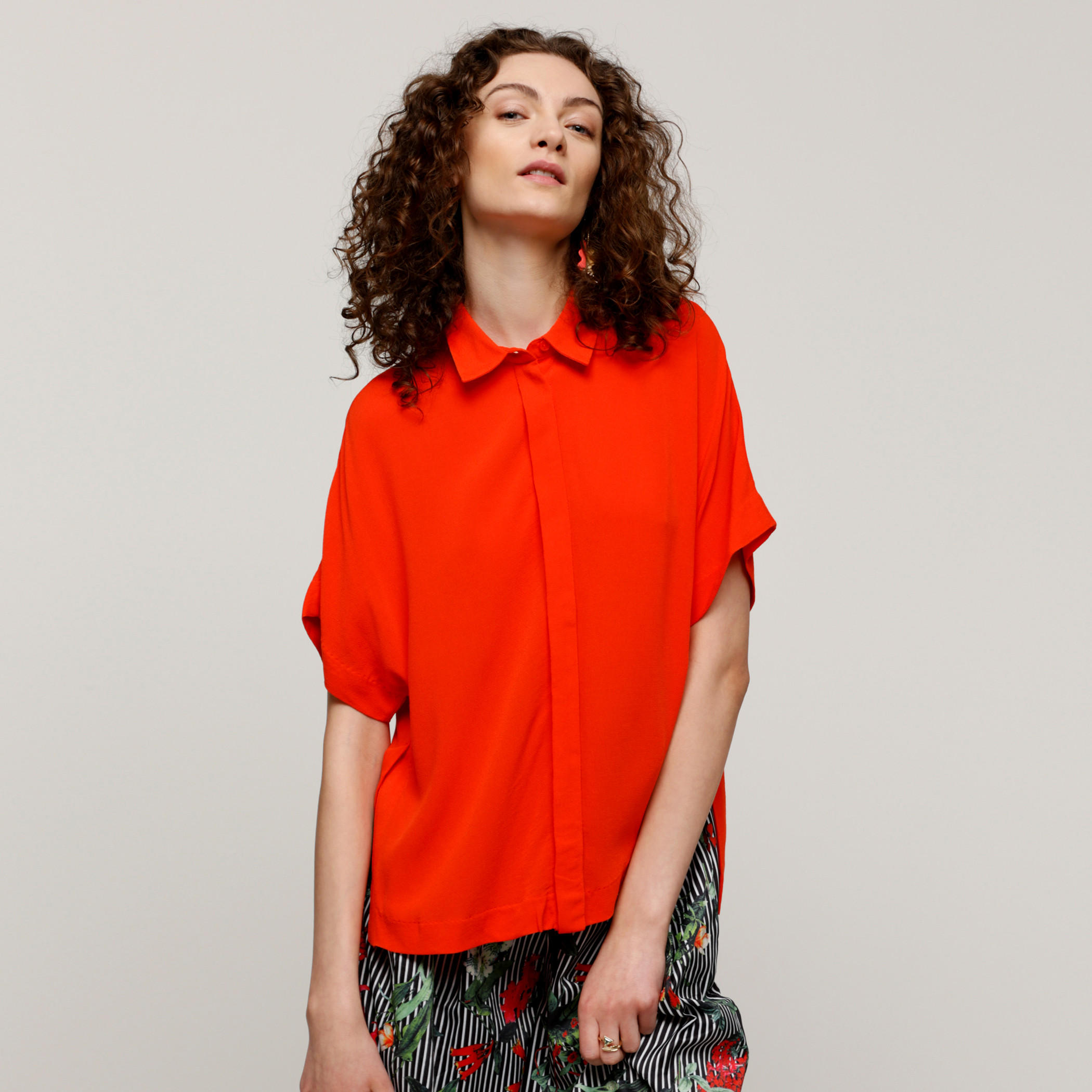 بلوزة بياقة عريضة وأكمام طويلة وحوّاف غير مستوية-women-clothing-shirtsandblouses-blouses-image-1