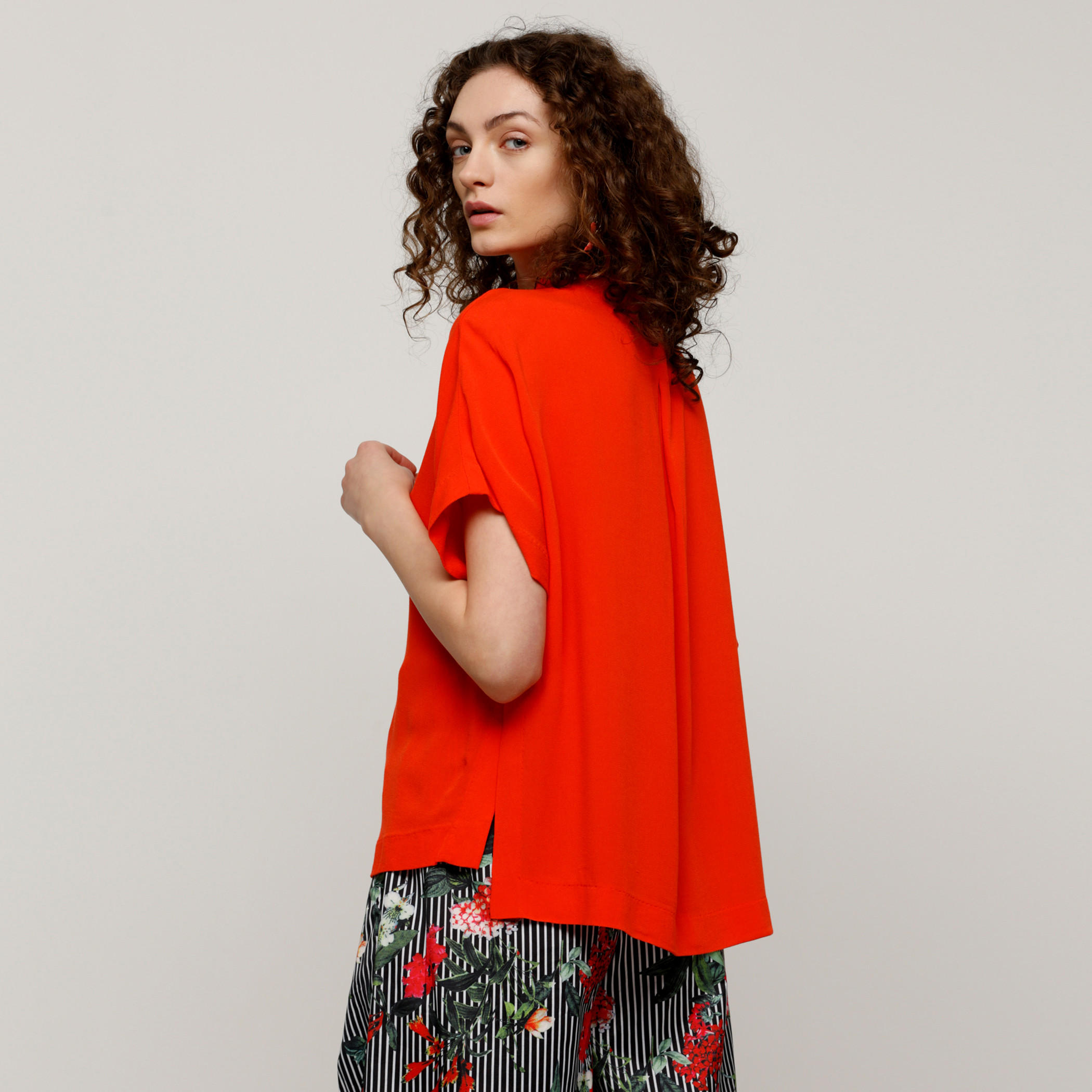 بلوزة بياقة عريضة وأكمام طويلة وحوّاف غير مستوية-women-clothing-shirtsandblouses-blouses-image-2