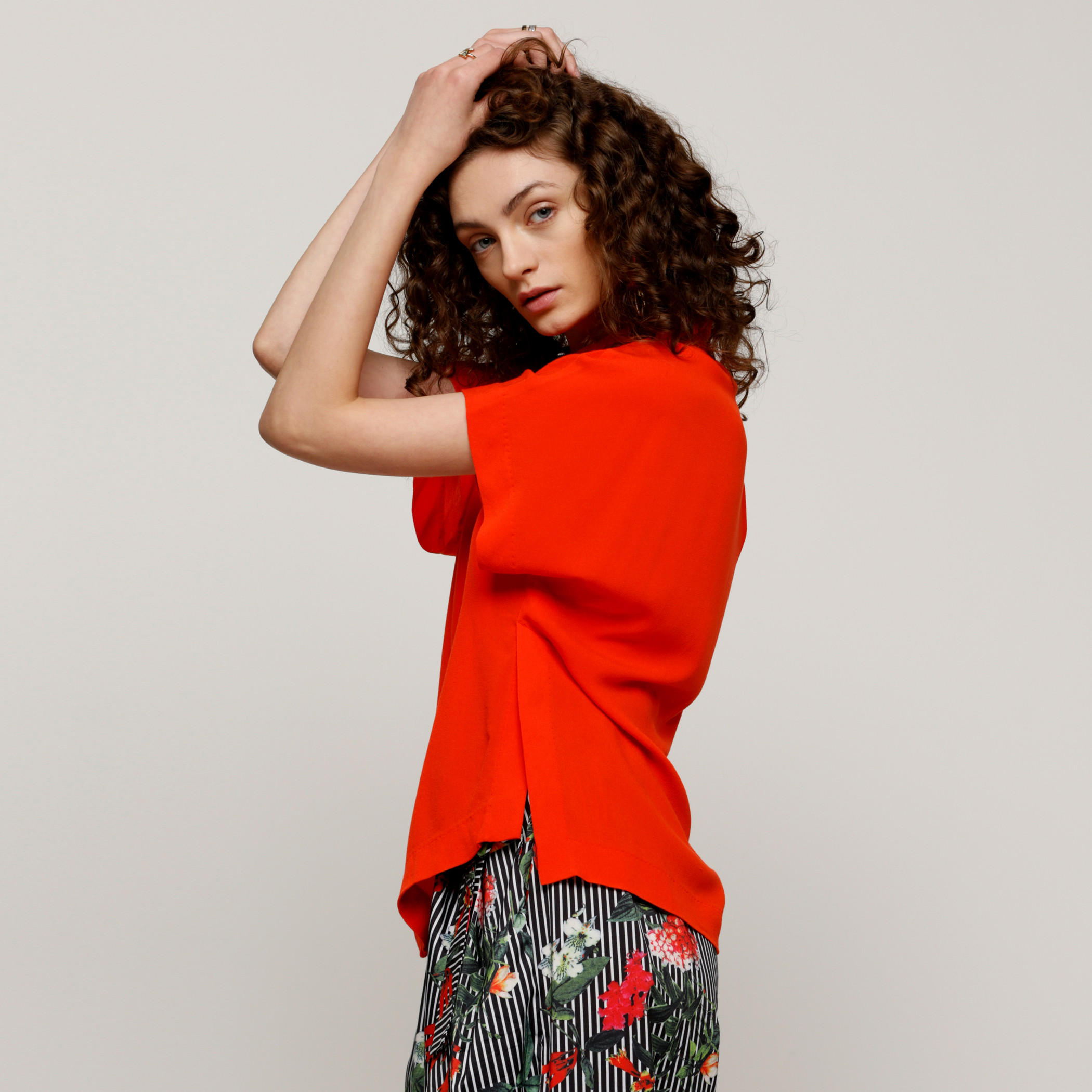 بلوزة بياقة عريضة وأكمام طويلة وحوّاف غير مستوية-women-clothing-shirtsandblouses-blouses-image-3