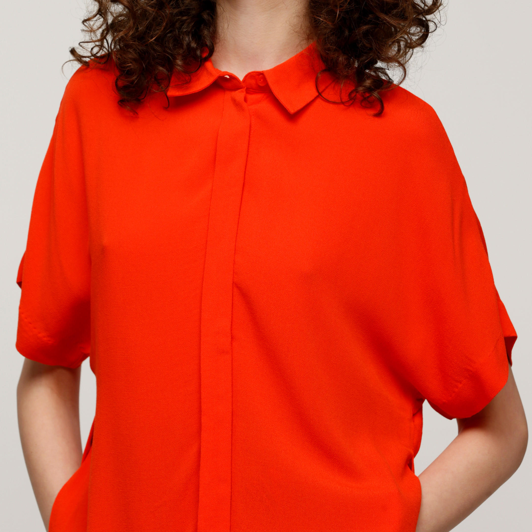 بلوزة بياقة عريضة وأكمام طويلة وحوّاف غير مستوية-women-clothing-shirtsandblouses-blouses-image-4