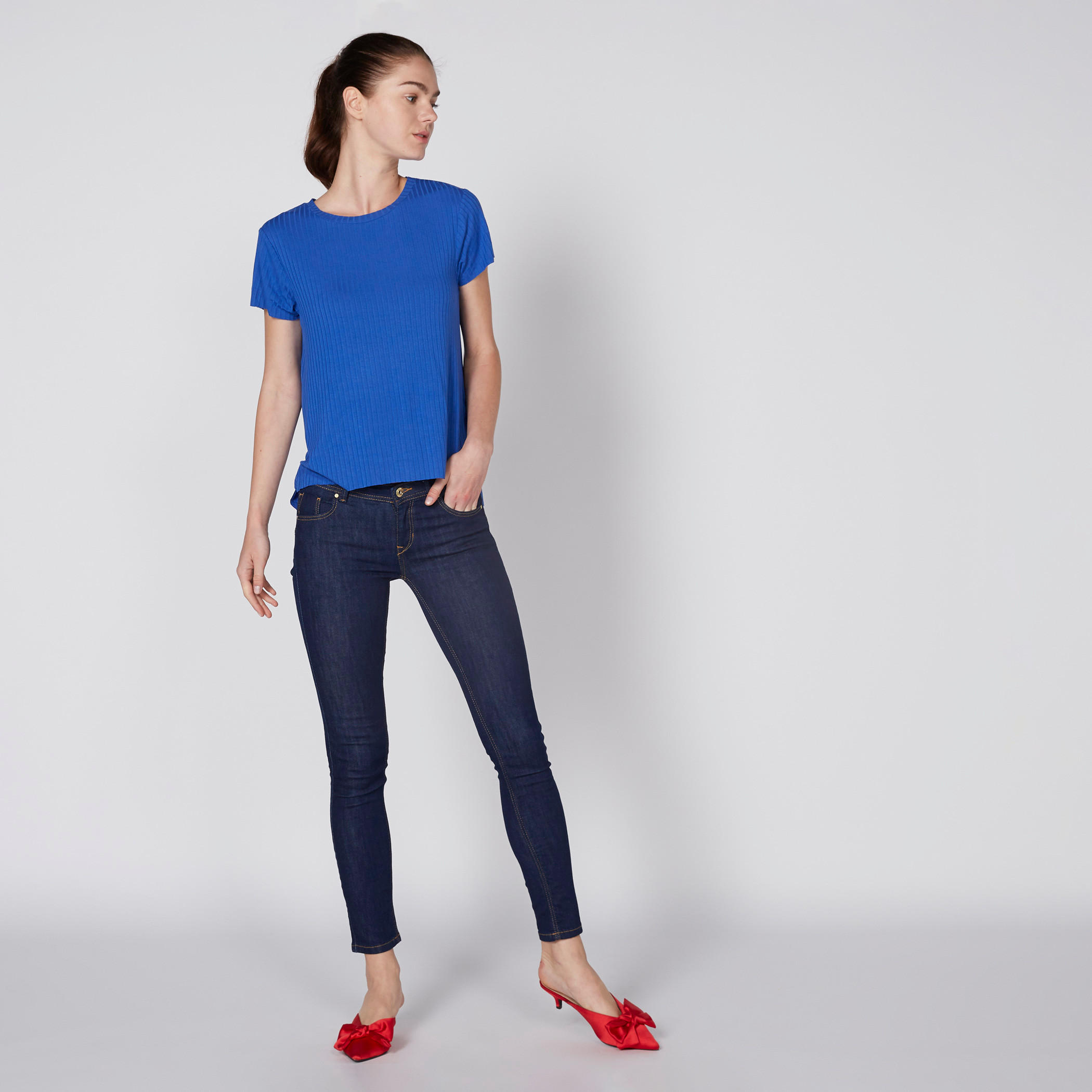 بلوزة مضلّعة بياقة مستديرة وأكمام قصيرة-women-clothing-tshirts-image-2