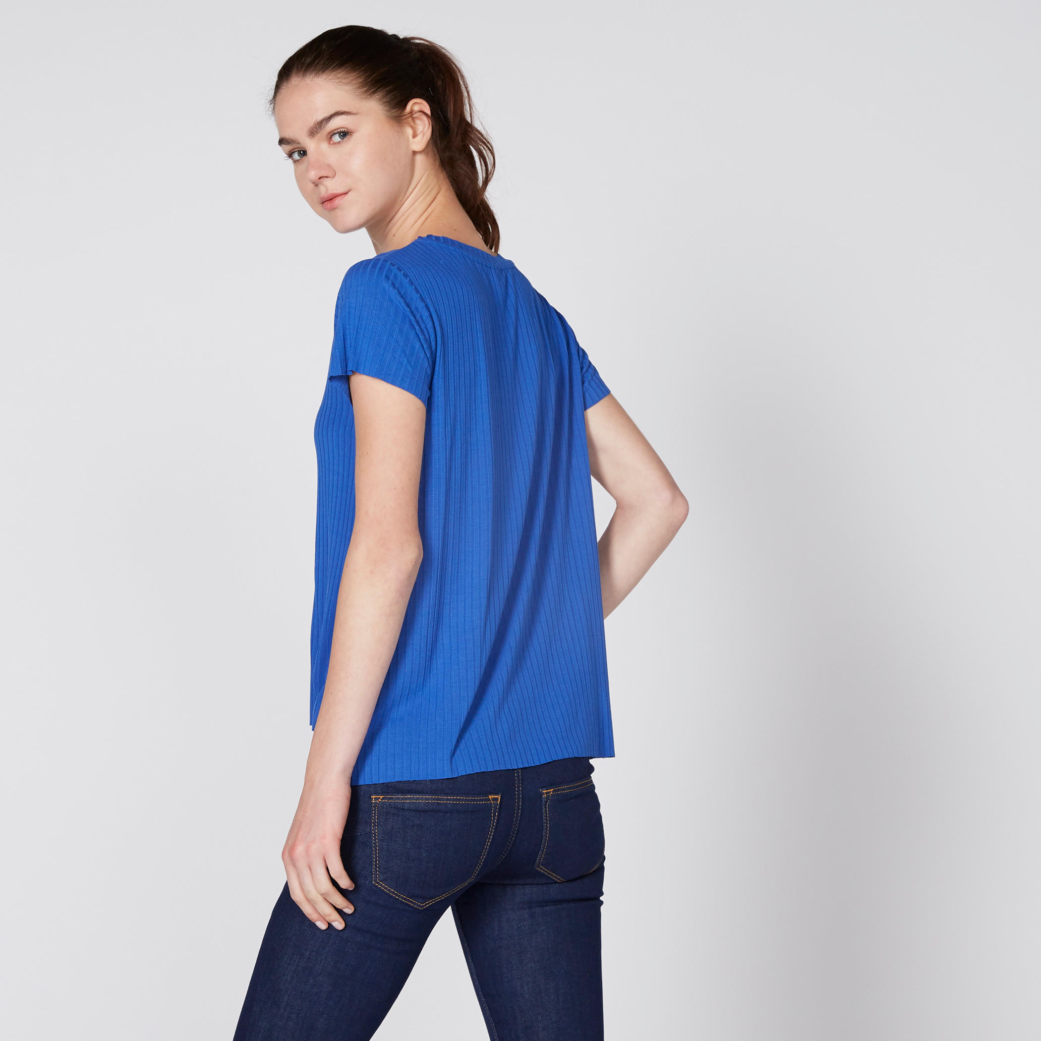 بلوزة مضلّعة بياقة مستديرة وأكمام قصيرة-women-clothing-tshirts-image-3