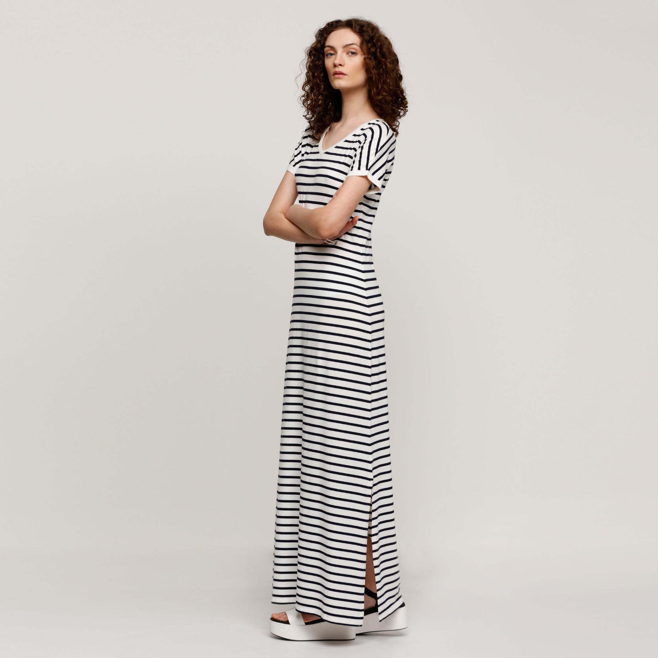 فستان طويل مقلّم بياقة V وأكمام طويلة-women-clothing-dresses-image-3