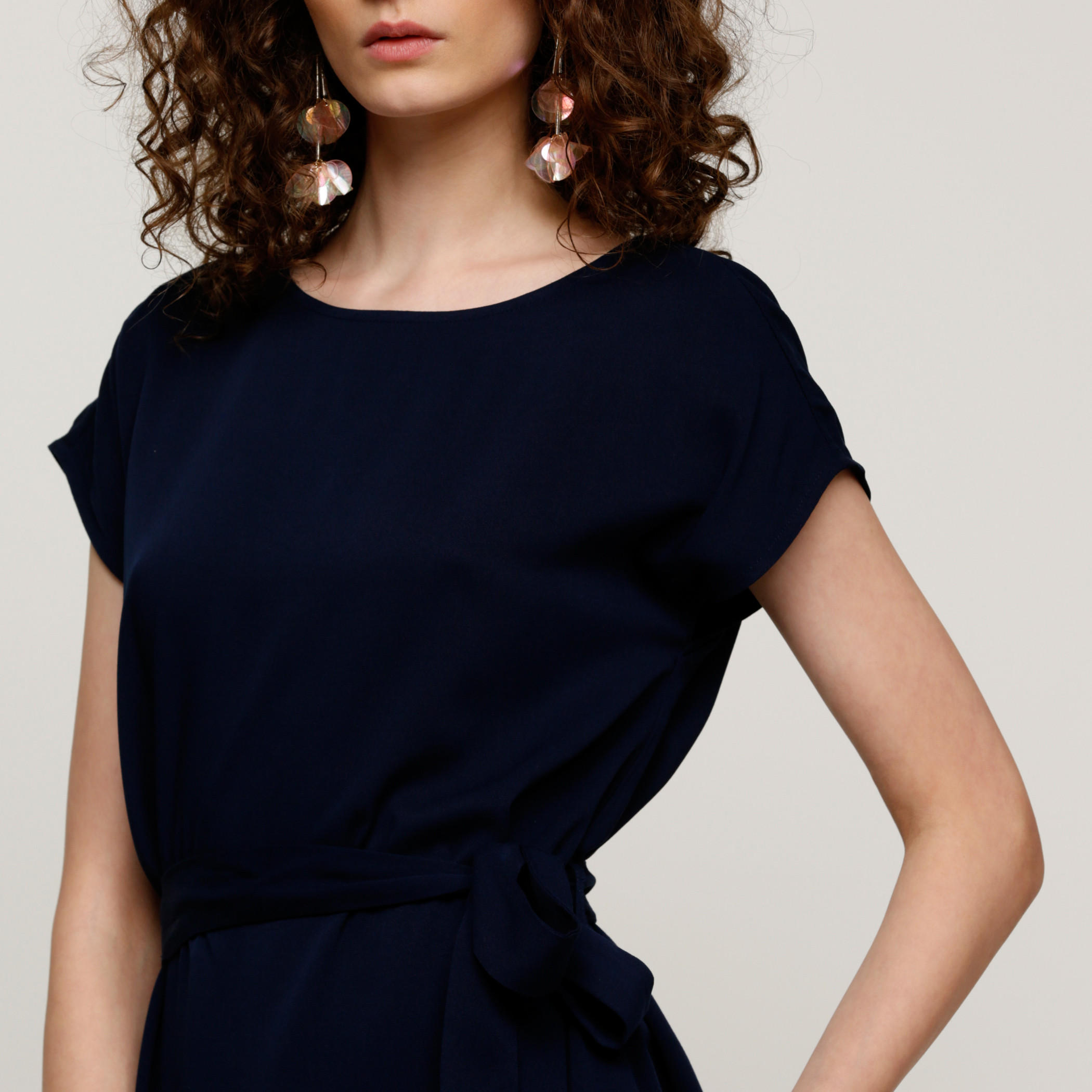 فستان متوسط الطول بياقة مستديرة وأكمام طويلة مع حوّاف غير مستوية-women-clothing-dresses-image-4