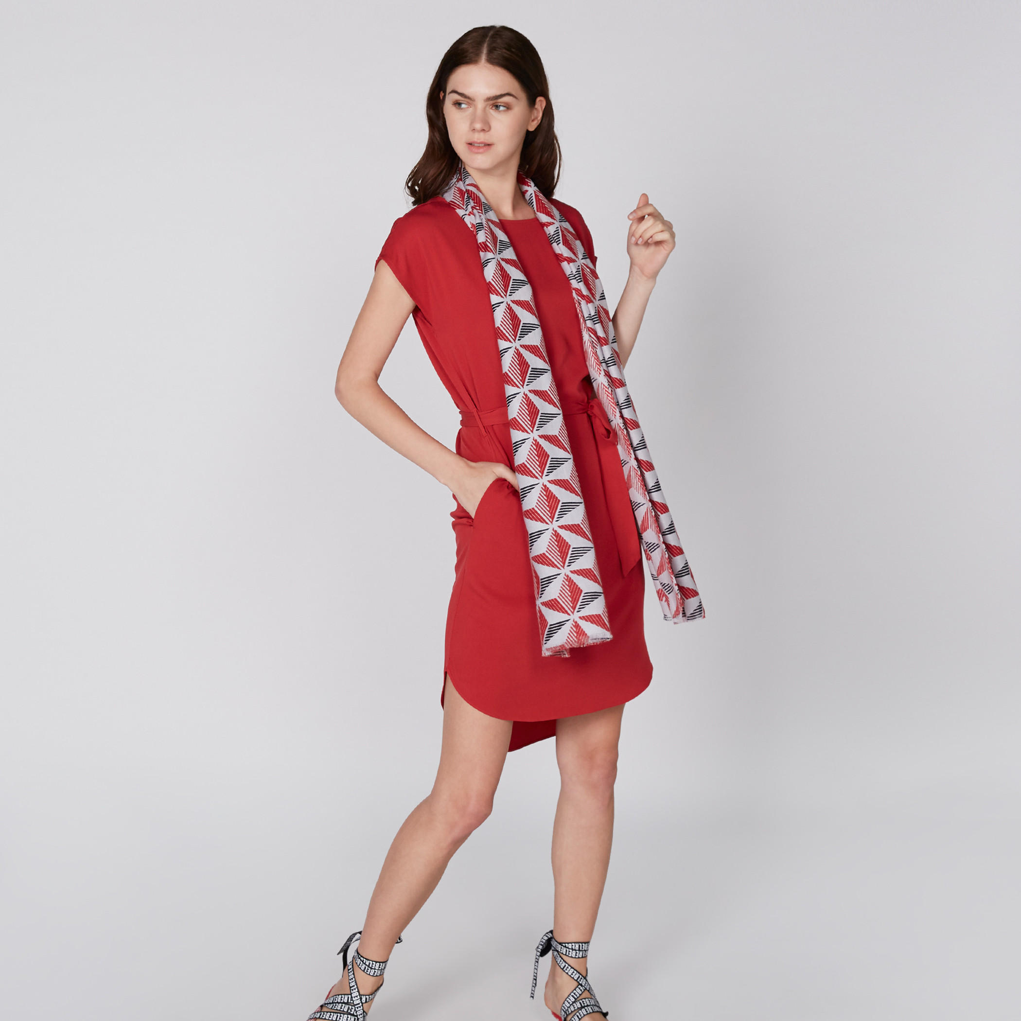 فستان متوسط الطول بياقة مستديرة وأكمام ممتدة ورباط-women-clothing-dresses-image-1