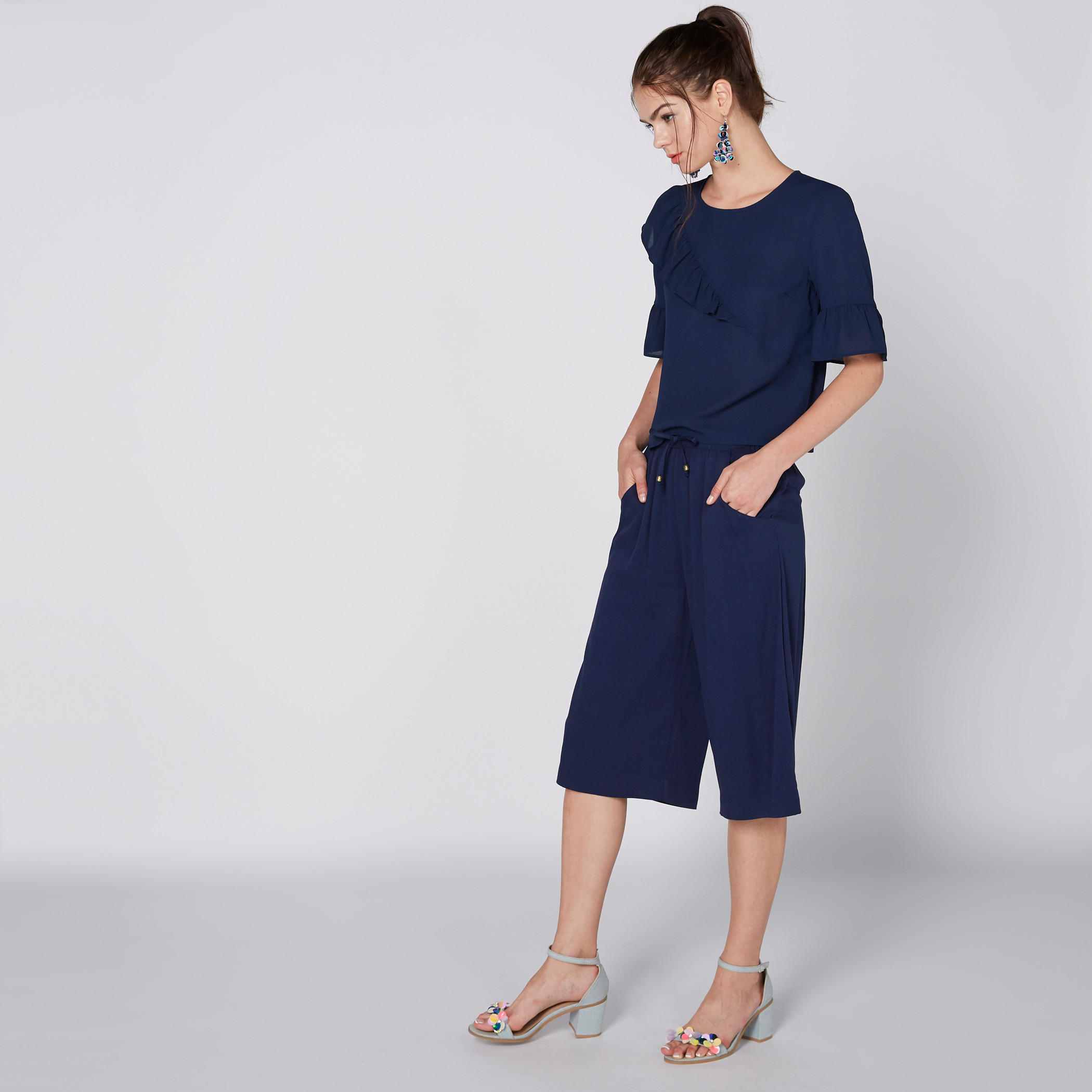 بنطال واسع الساقين بخصر مطّاطي ورباط وجيوب-women-clothing-bottoms-trousers-image-1