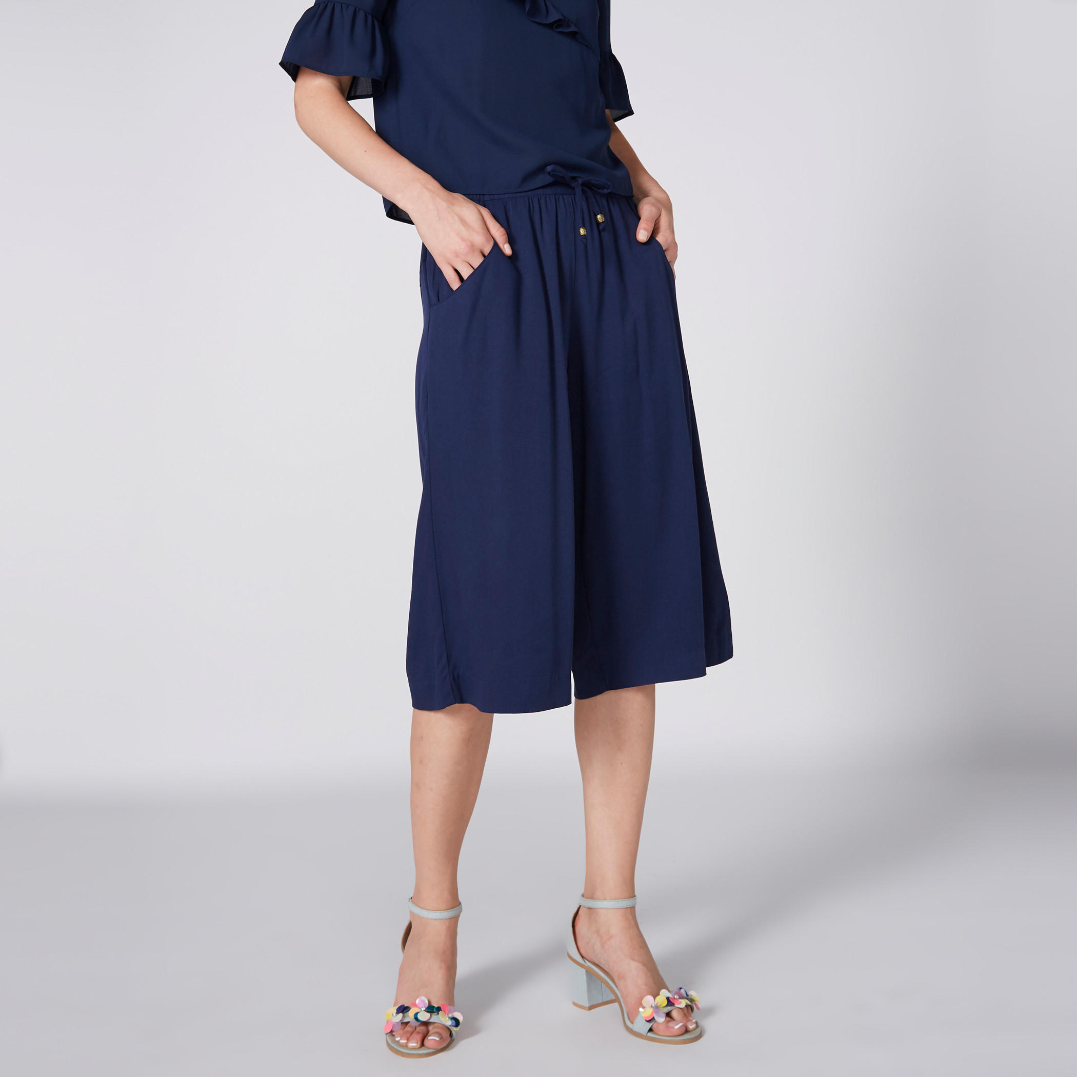 بنطال واسع الساقين بخصر مطّاطي ورباط وجيوب-women-clothing-bottoms-trousers-image-2