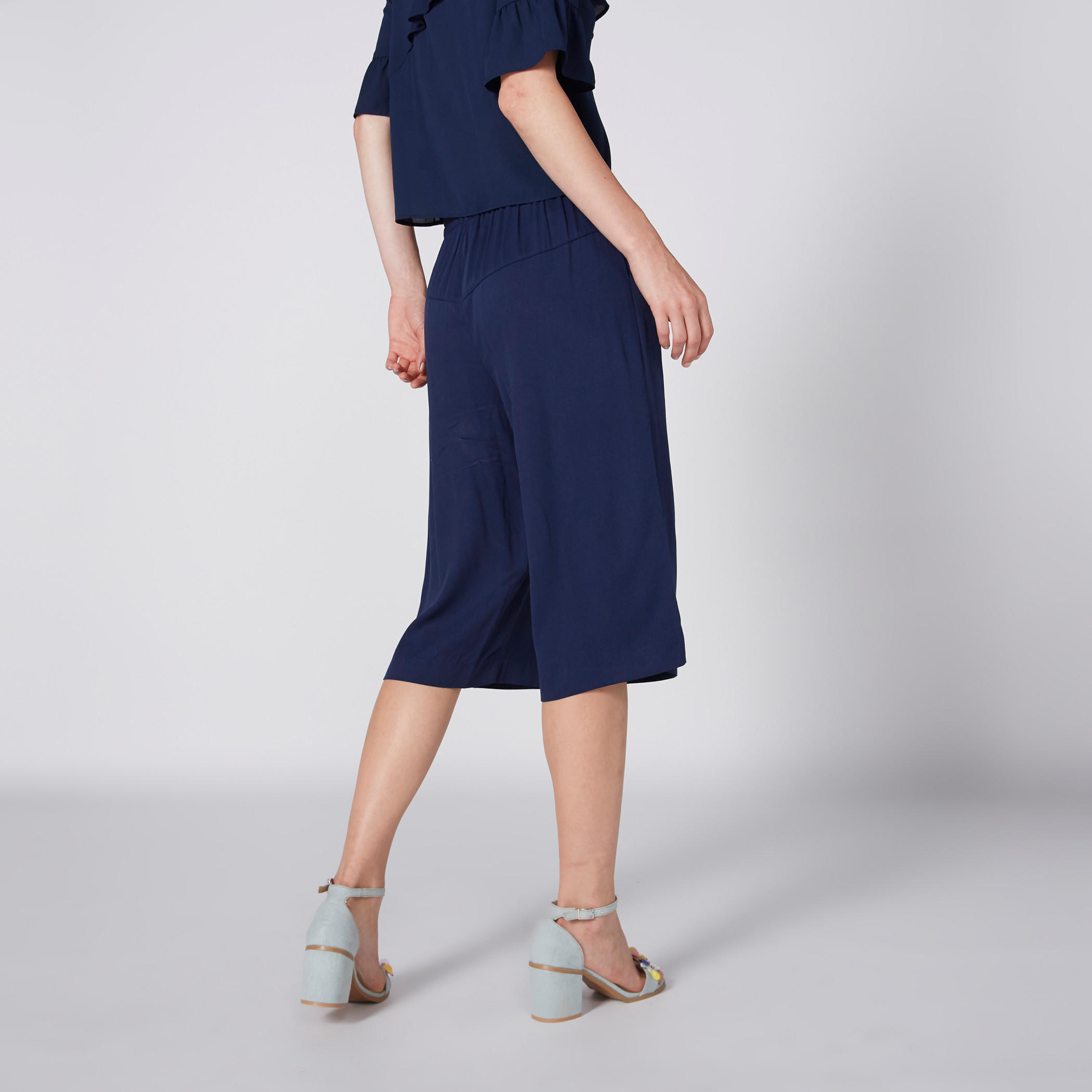 بنطال واسع الساقين بخصر مطّاطي ورباط وجيوب-women-clothing-bottoms-trousers-image-3