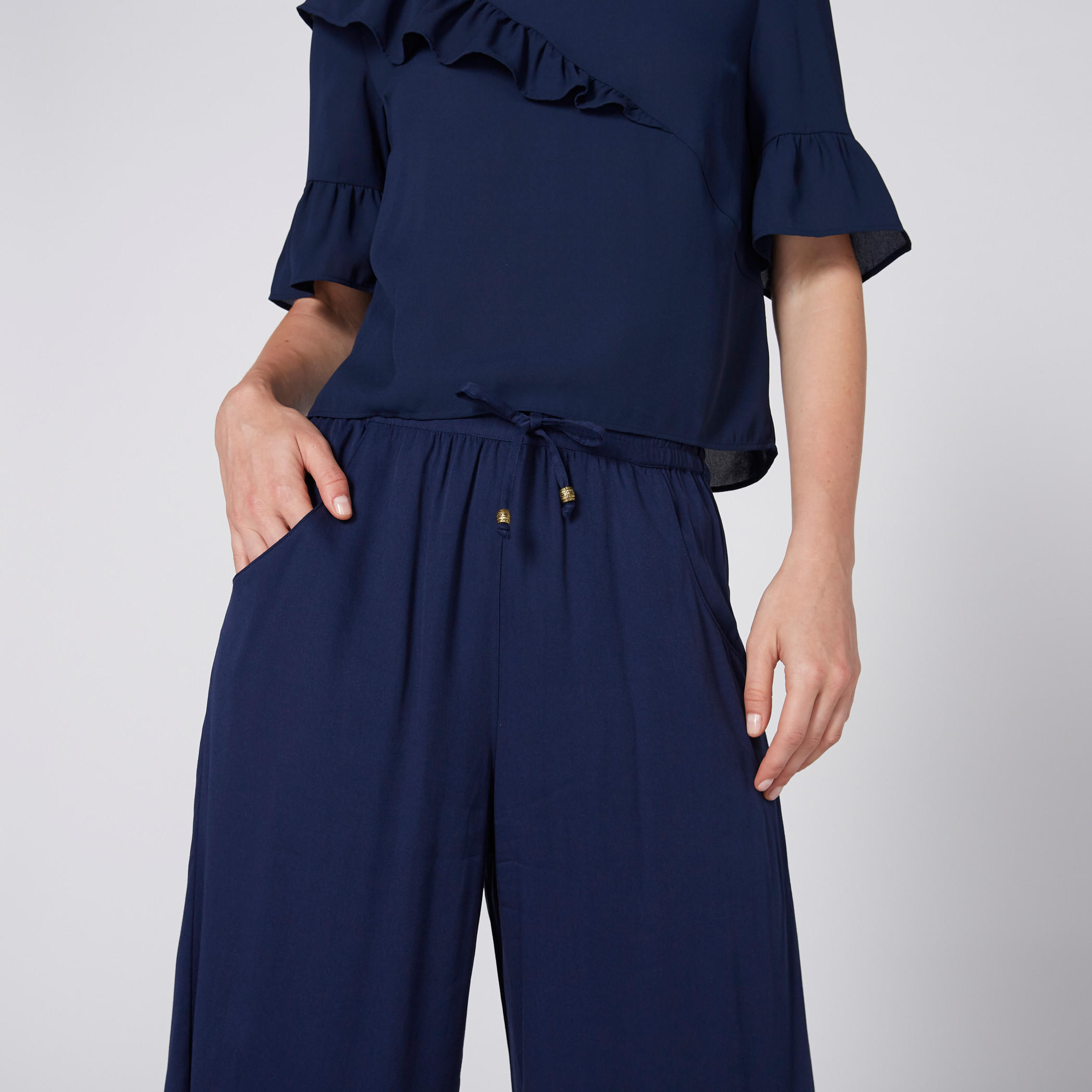 بنطال واسع الساقين بخصر مطّاطي ورباط وجيوب-women-clothing-bottoms-trousers-image-4