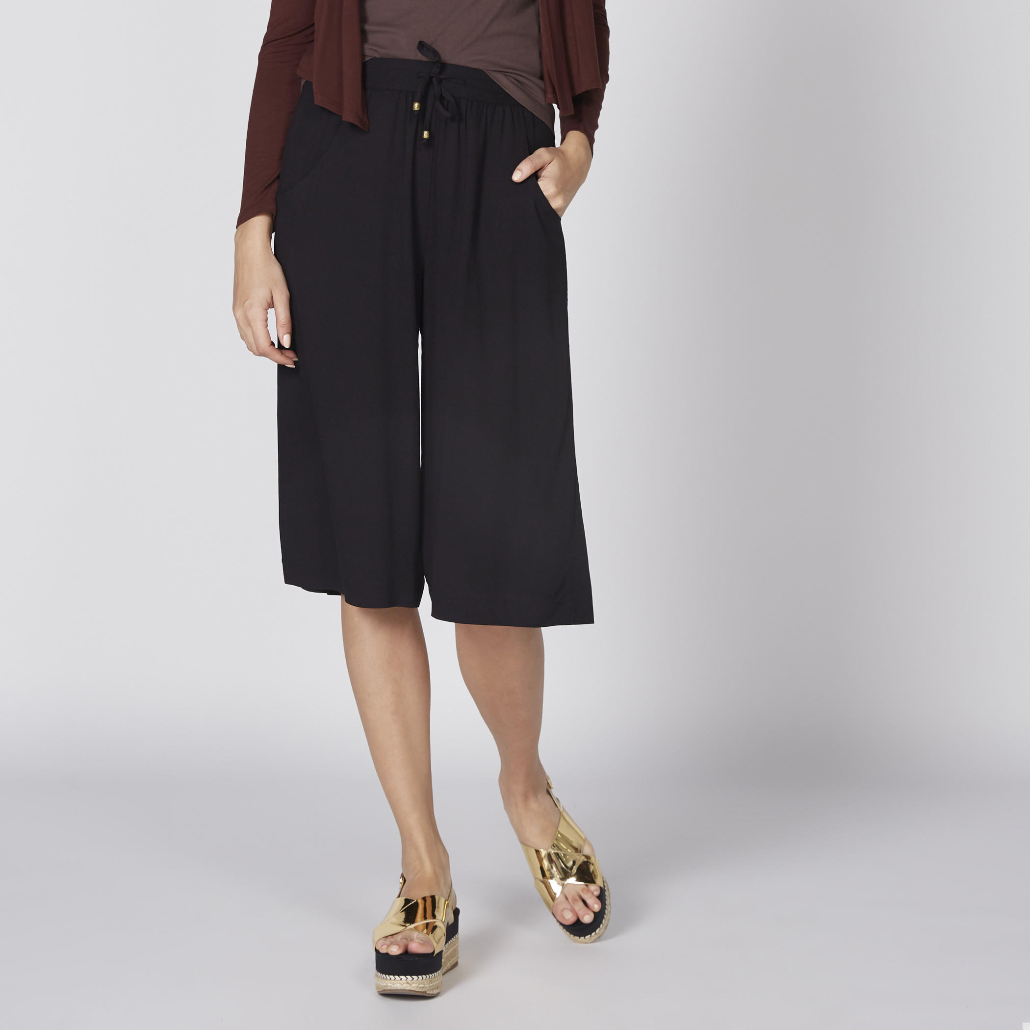 بنطلون قصير واسع بخصر مطّاطي ورباط مع تفاصيل جيوب-women-clothing-bottoms-trousers-image-1