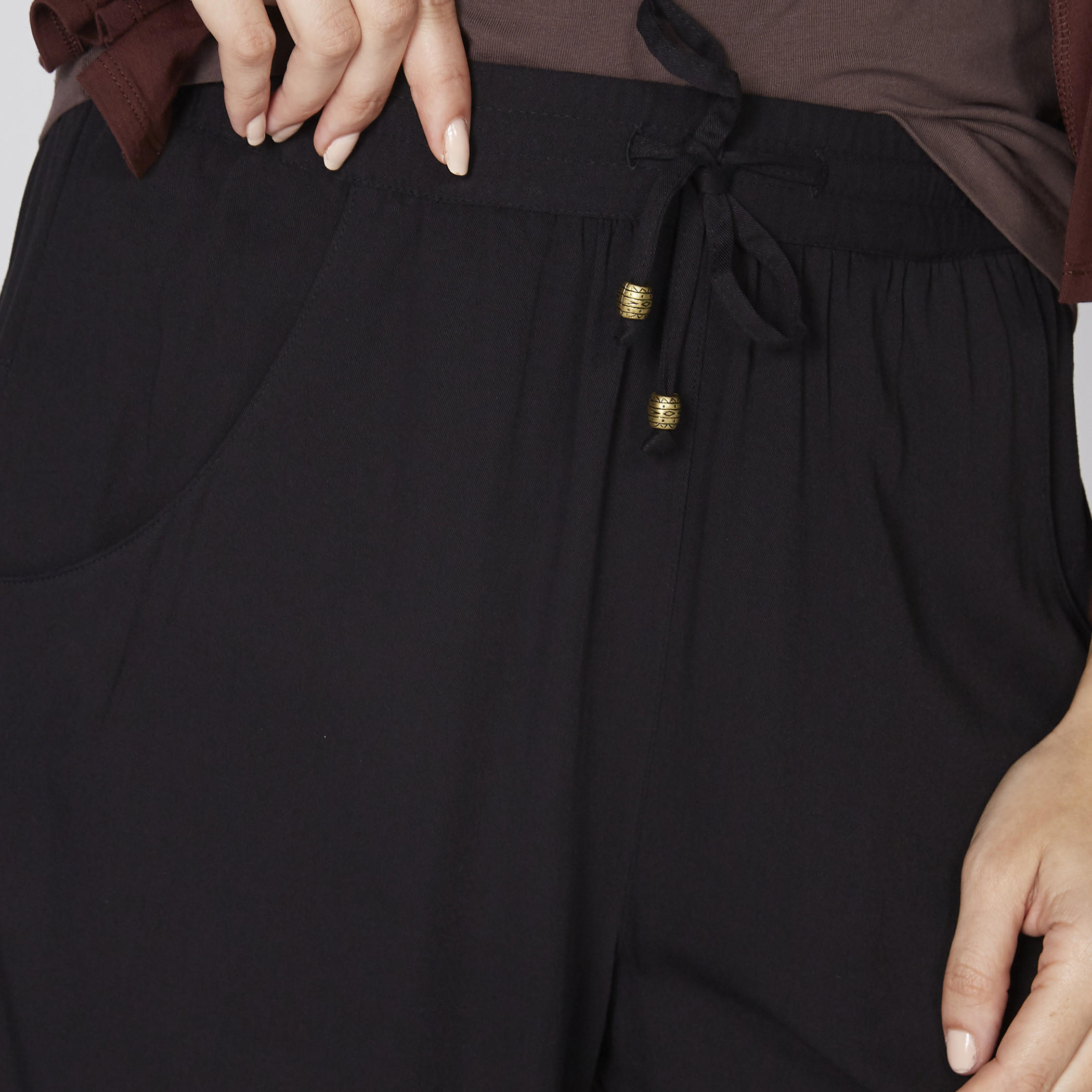 بنطلون قصير واسع بخصر مطّاطي ورباط مع تفاصيل جيوب-women-clothing-bottoms-trousers-image-4