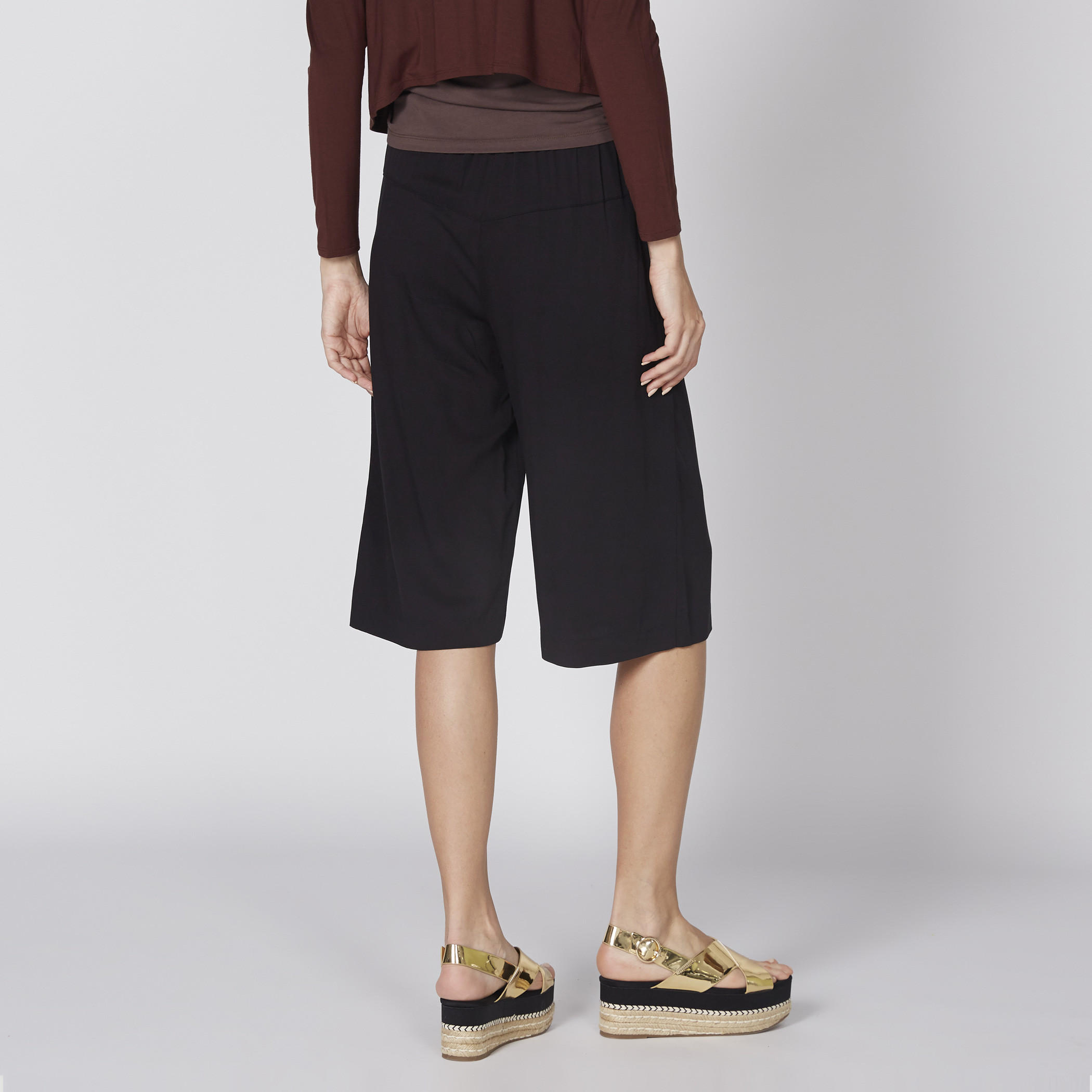 بنطلون قصير واسع بخصر مطّاطي ورباط مع تفاصيل جيوب-women-clothing-bottoms-trousers-image-5