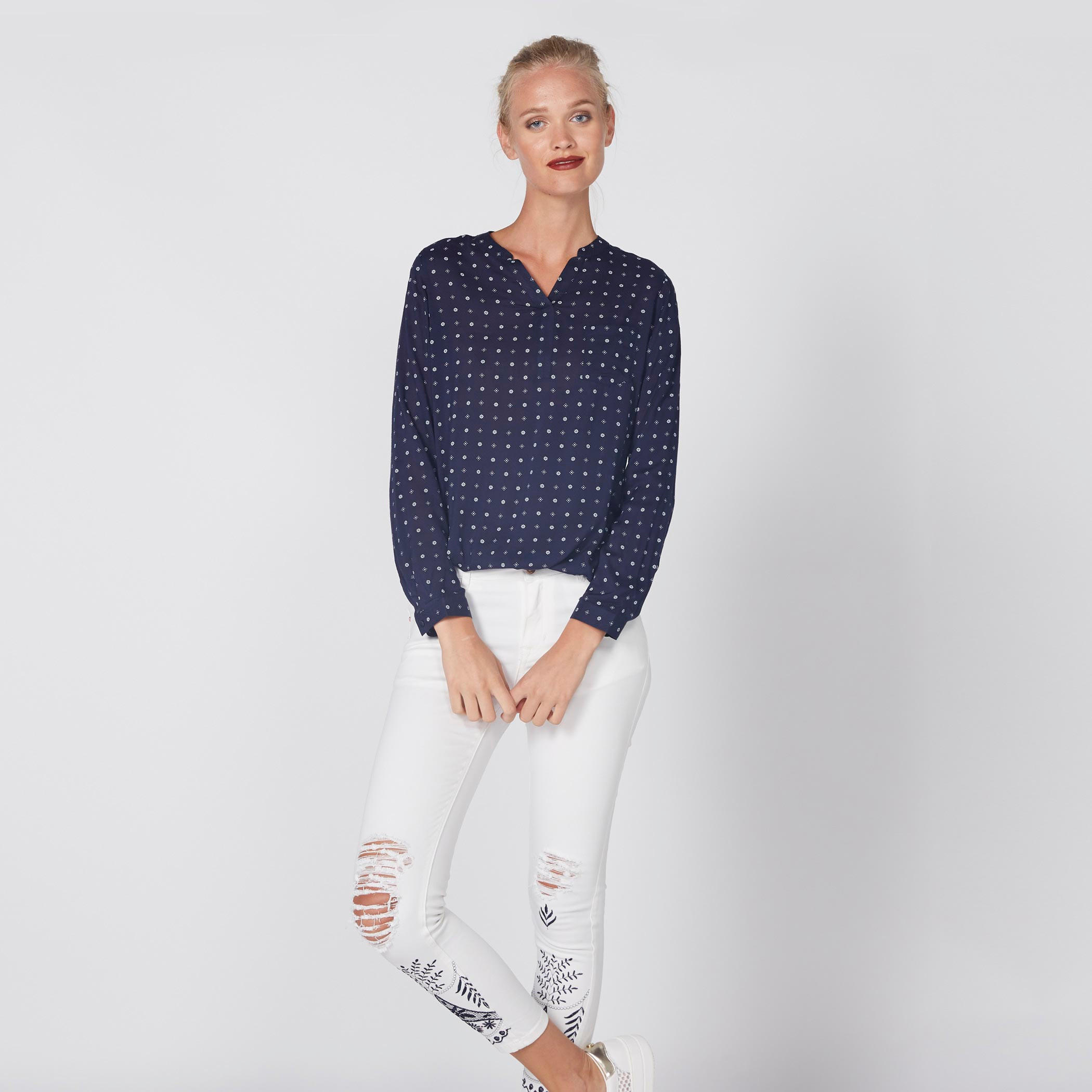 بلوزة بياقة V وأكمام طويلة وطبعات-women-clothing-shirtsandblouses-blouses-image-1