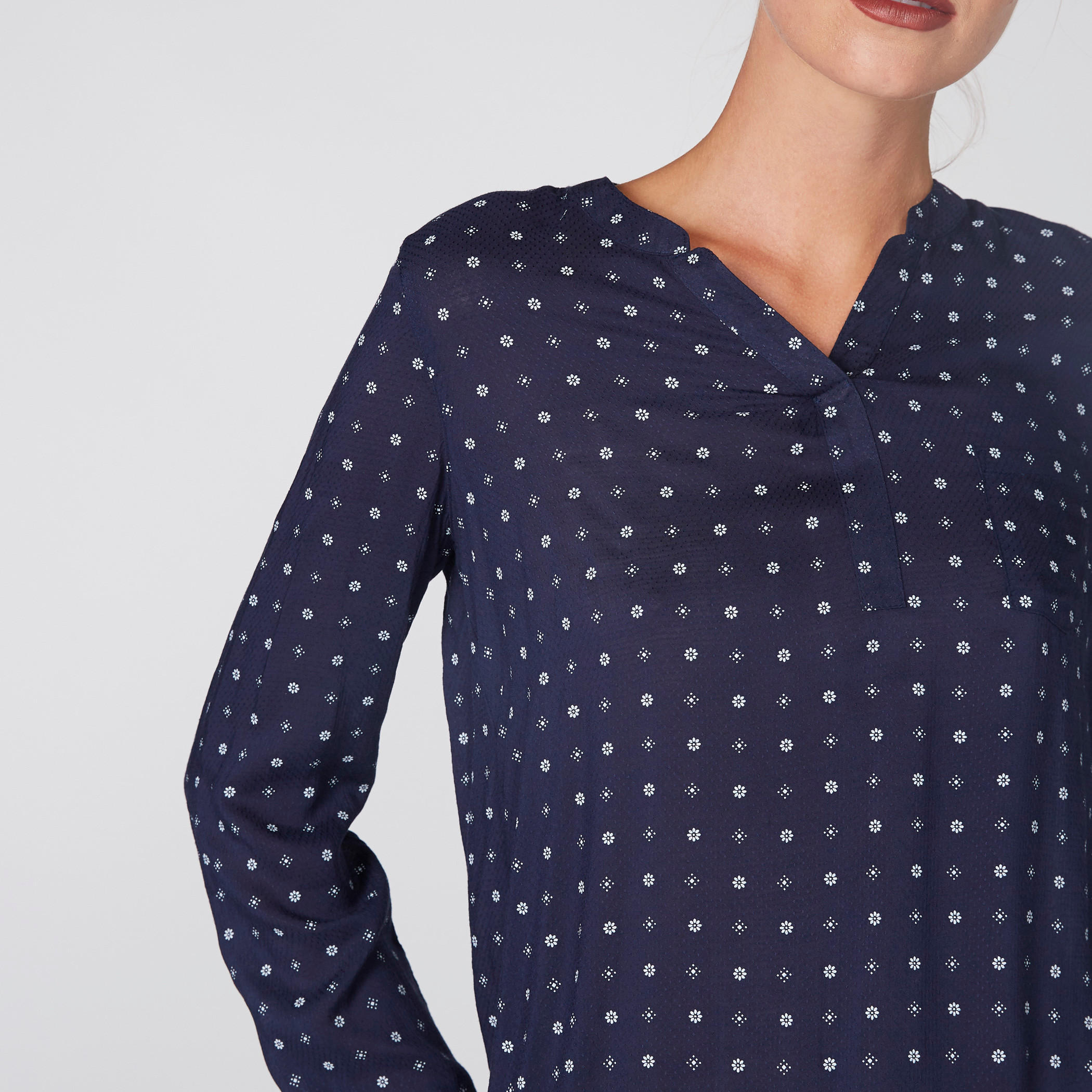 بلوزة بياقة V وأكمام طويلة وطبعات-women-clothing-shirtsandblouses-blouses-image-2