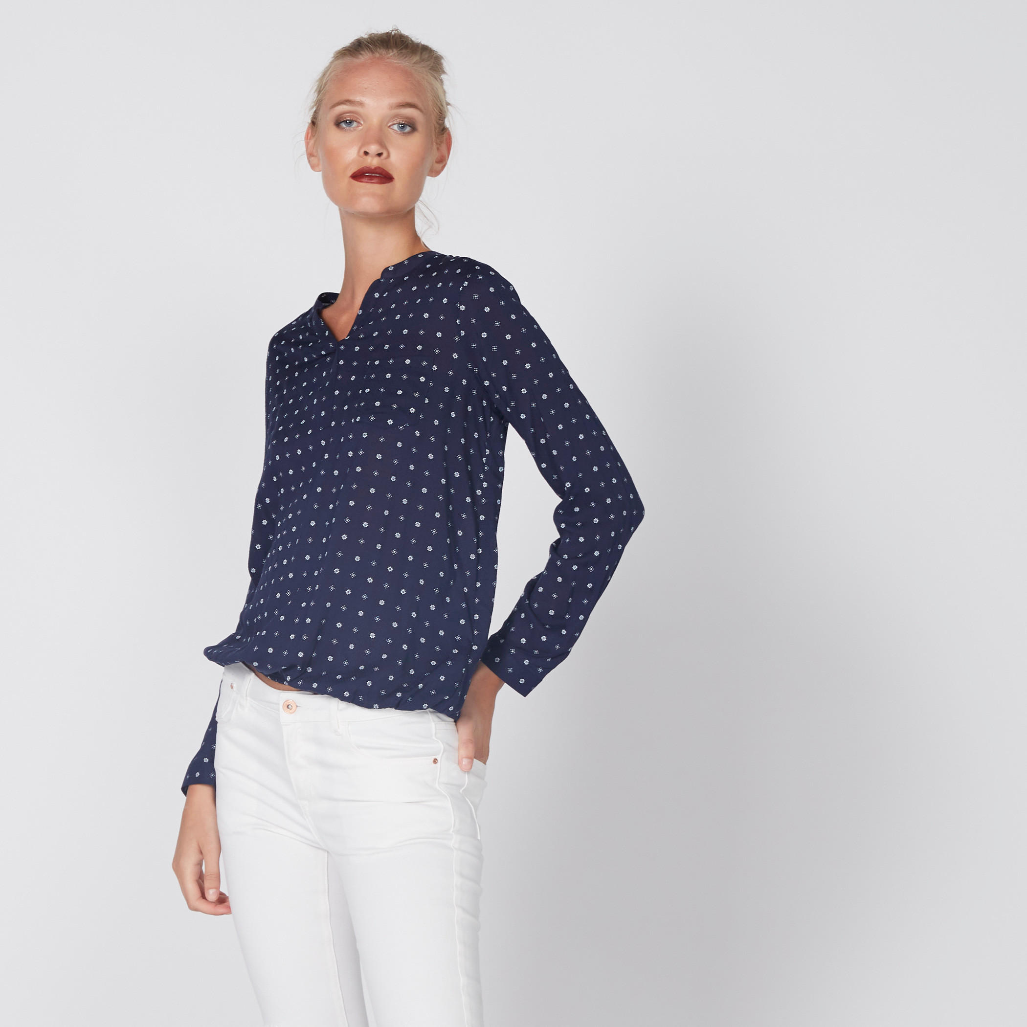 بلوزة بياقة V وأكمام طويلة وطبعات-women-clothing-shirtsandblouses-blouses-image-3