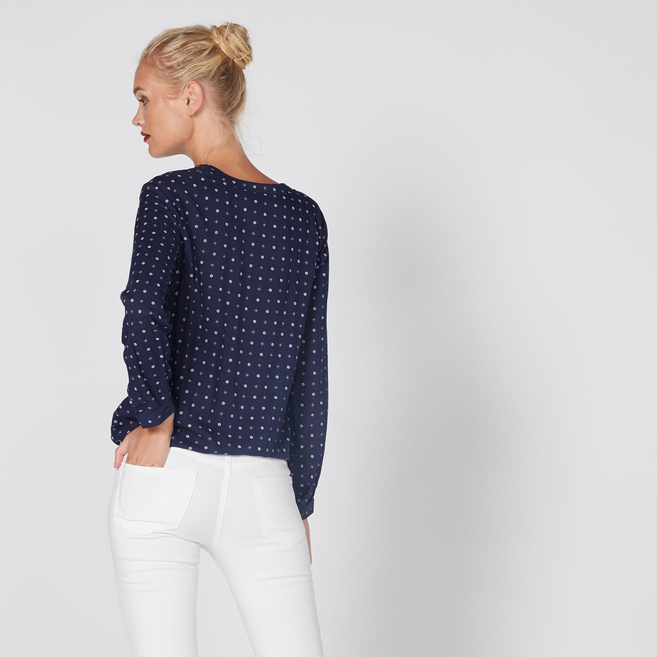 بلوزة بياقة V وأكمام طويلة وطبعات-women-clothing-shirtsandblouses-blouses-image-4