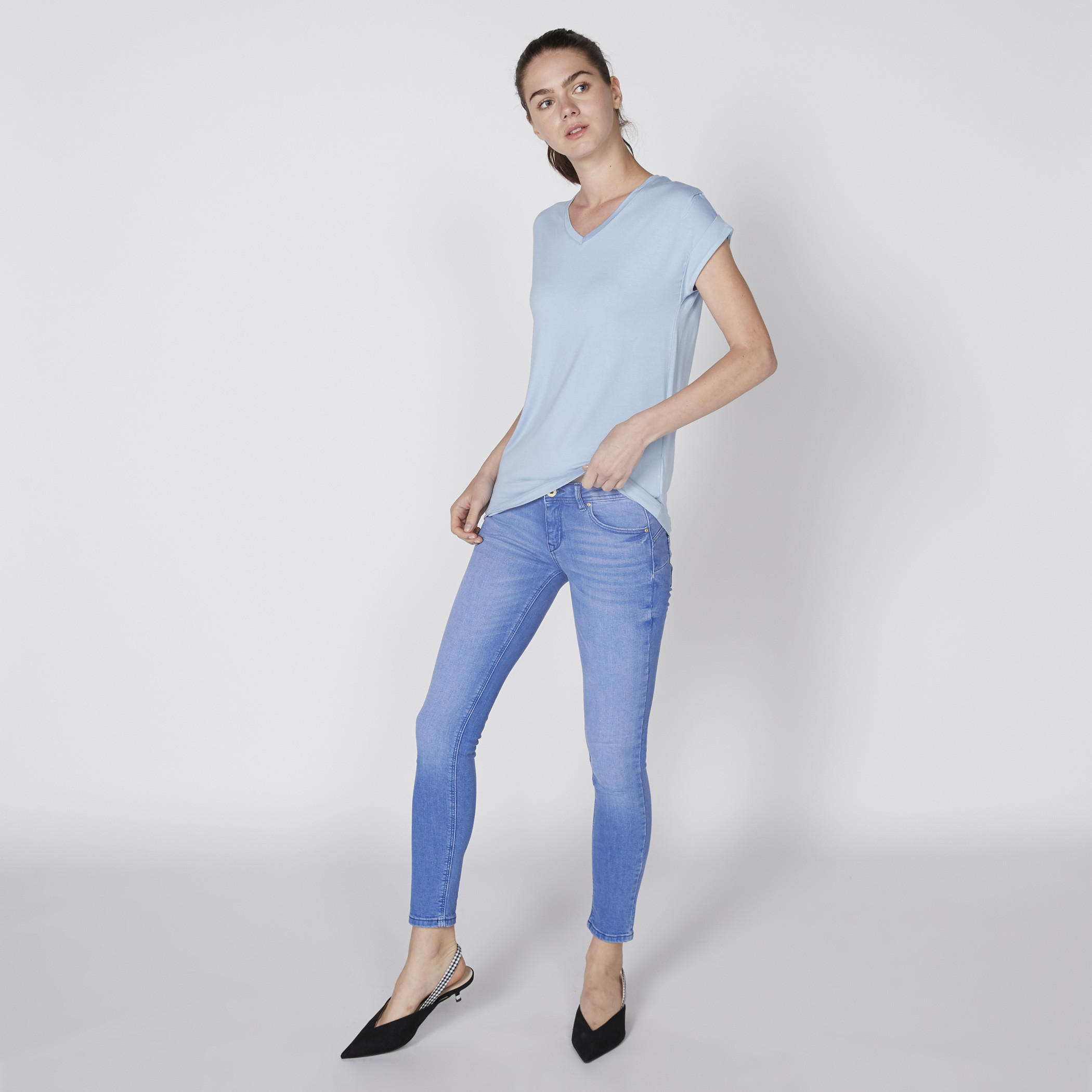 تيشيرت بياقة V وأكمام كاب-women-clothing-tshirts-image-1