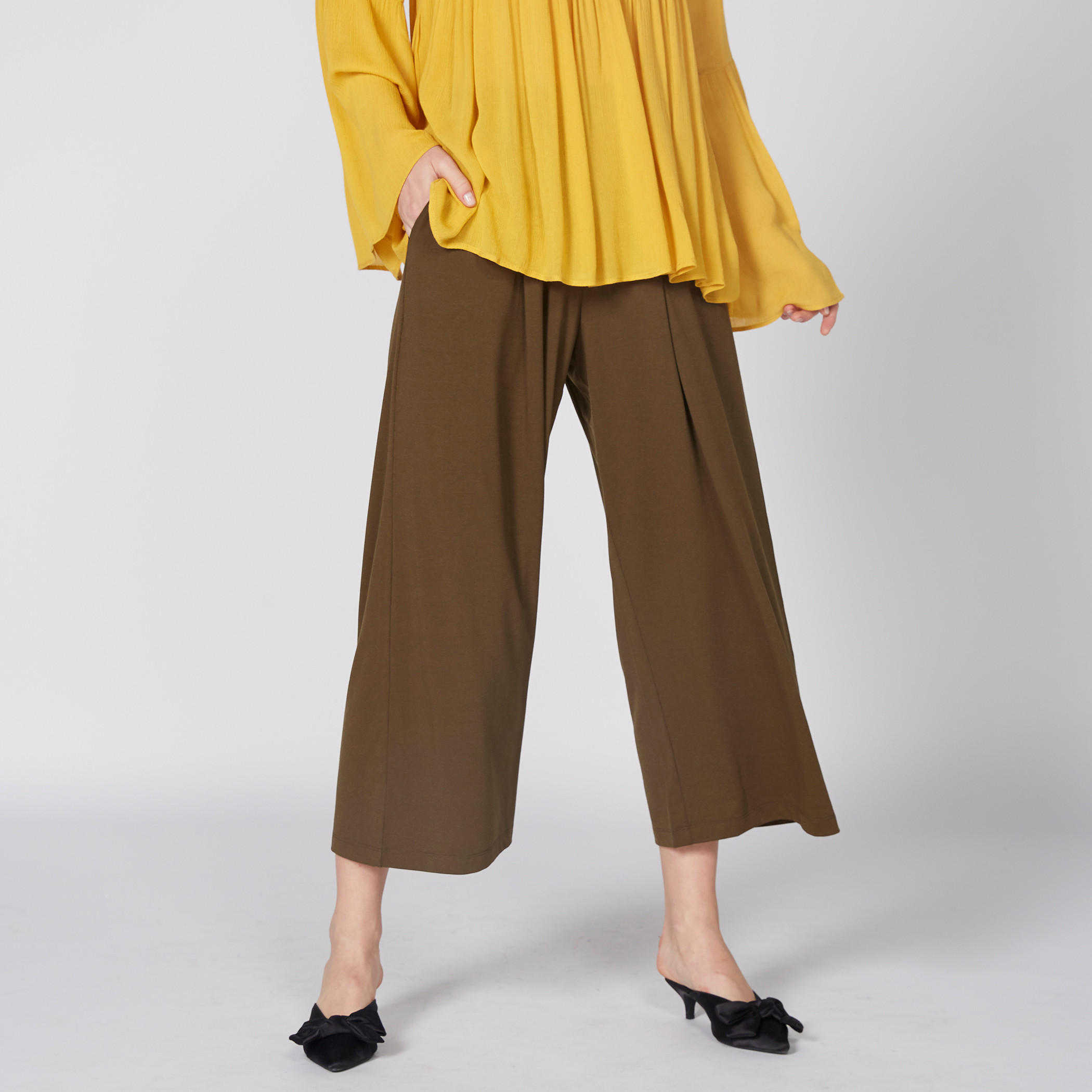 بنطال واسع الساقين بخصر مطّاطي وجيوب-women-clothing-bottoms-trousers-image-1
