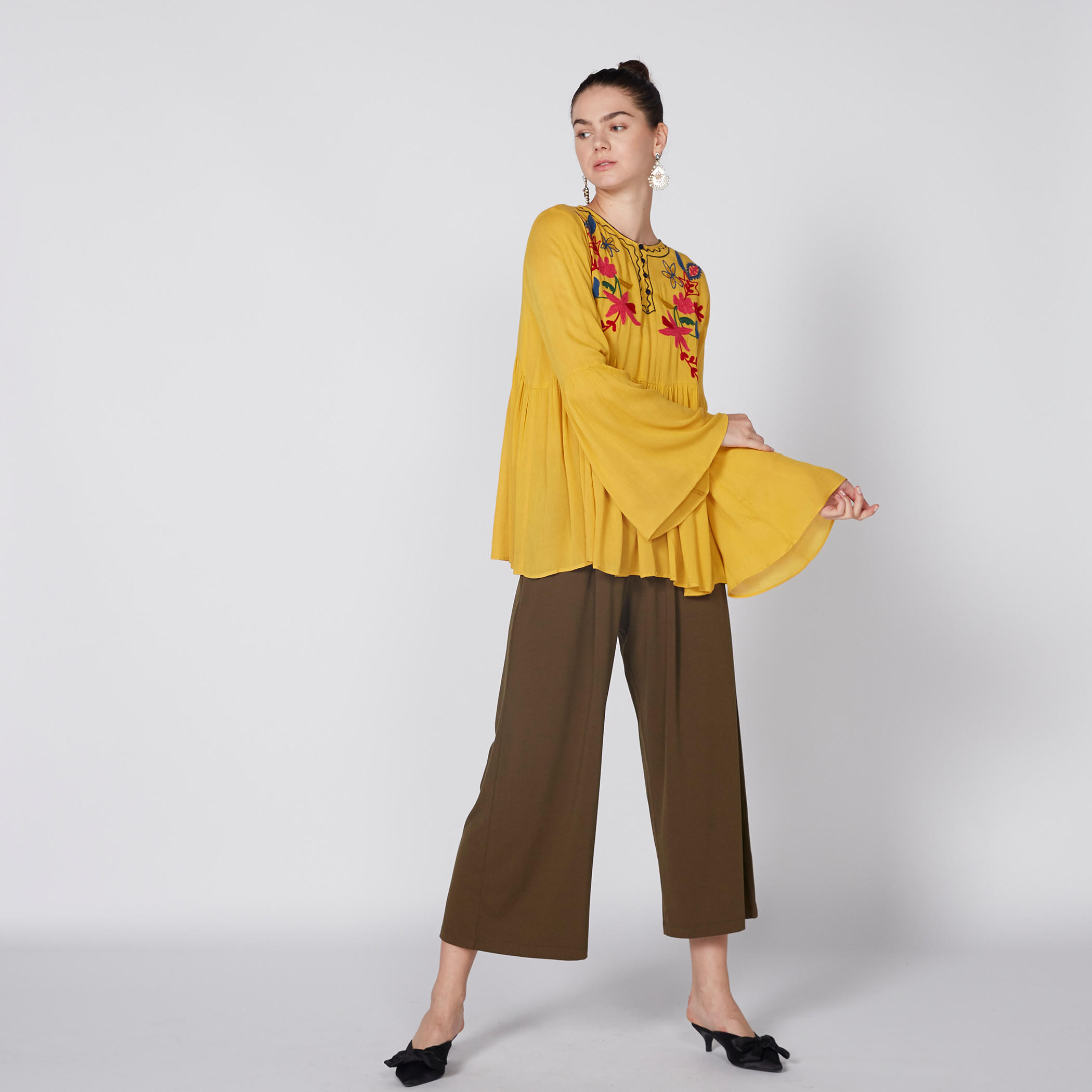 بنطال واسع الساقين بخصر مطّاطي وجيوب-women-clothing-bottoms-trousers-image-2