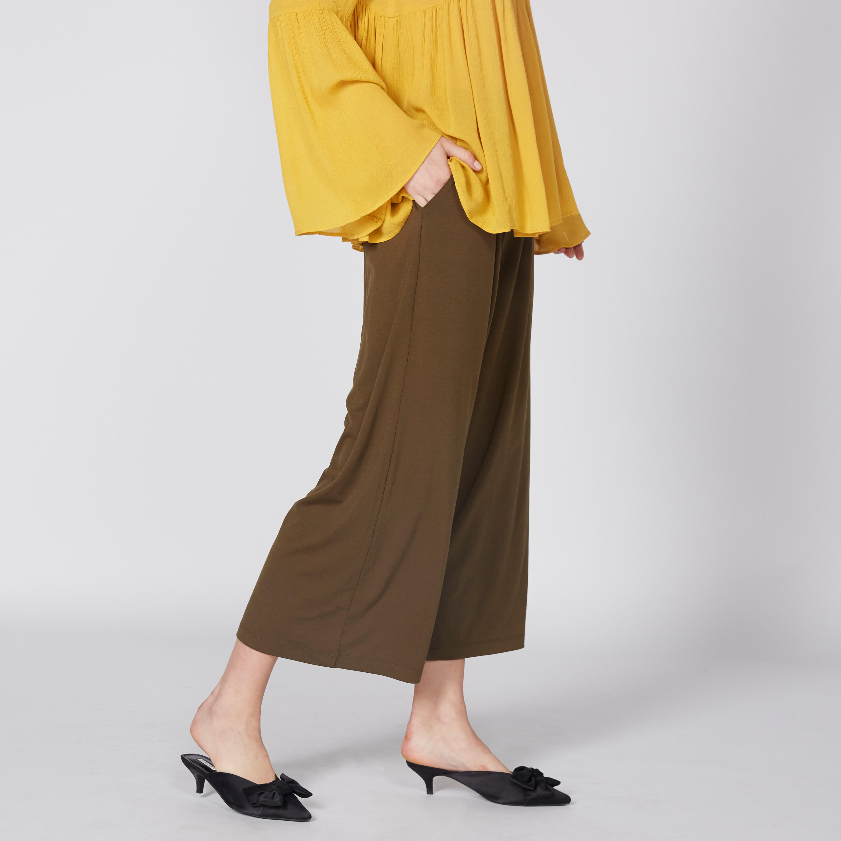 بنطال واسع الساقين بخصر مطّاطي وجيوب-women-clothing-bottoms-trousers-image-3