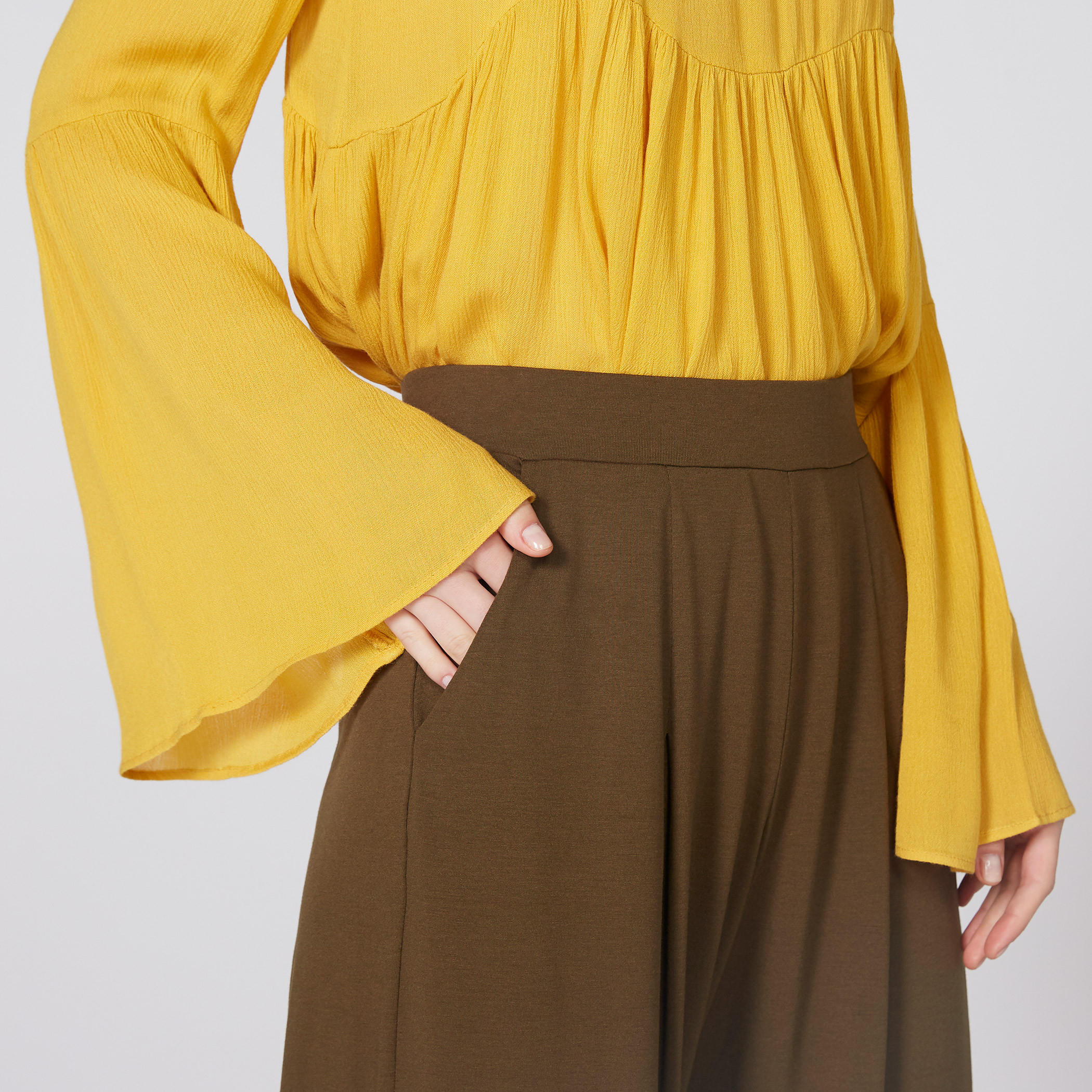 بنطال واسع الساقين بخصر مطّاطي وجيوب-women-clothing-bottoms-trousers-image-4