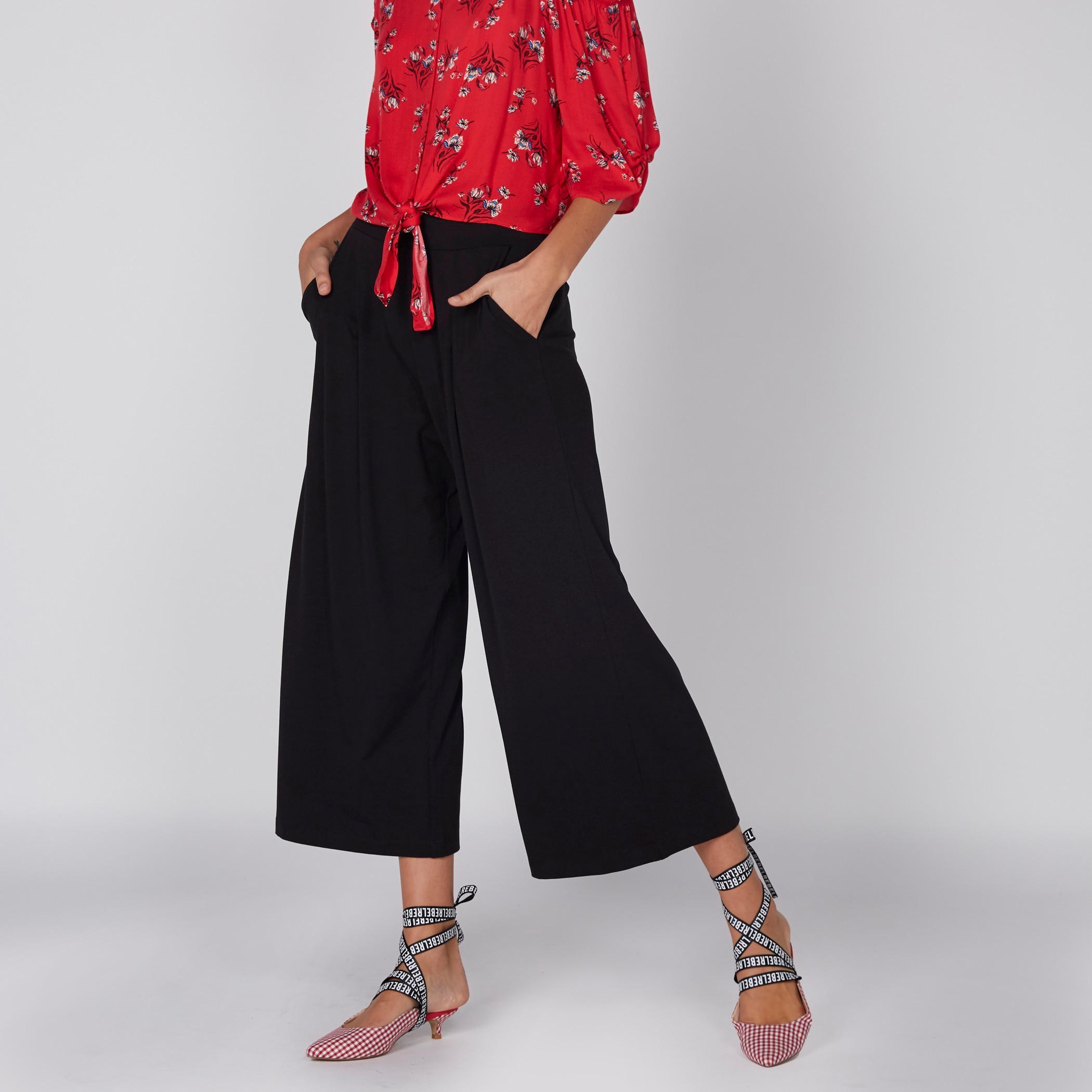 بنطال واسع الساقين بخصر مطّاطي وجيوب-women-clothing-bottoms-trousers-image-1