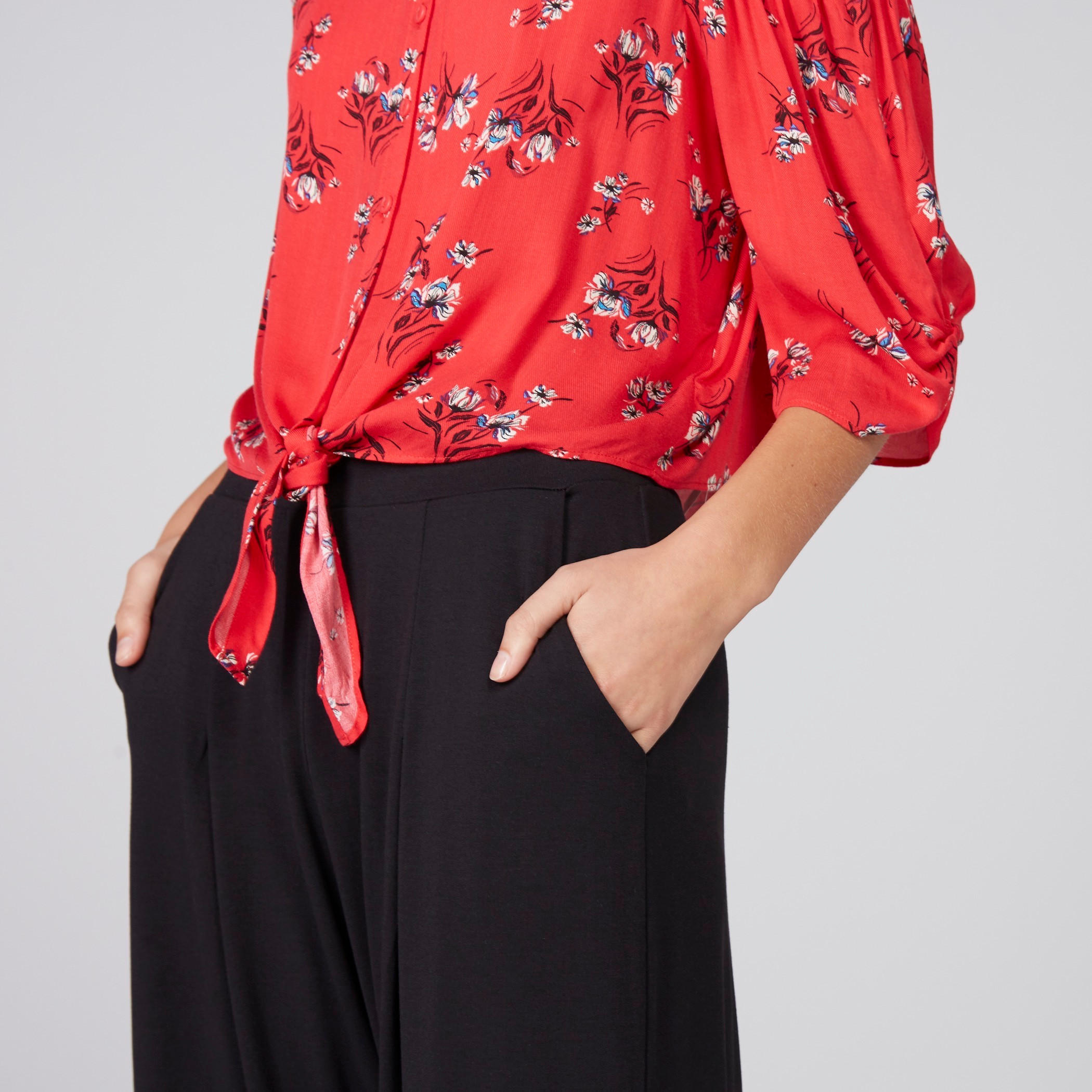 بنطال واسع الساقين بخصر مطّاطي وجيوب-women-clothing-bottoms-trousers-image-2