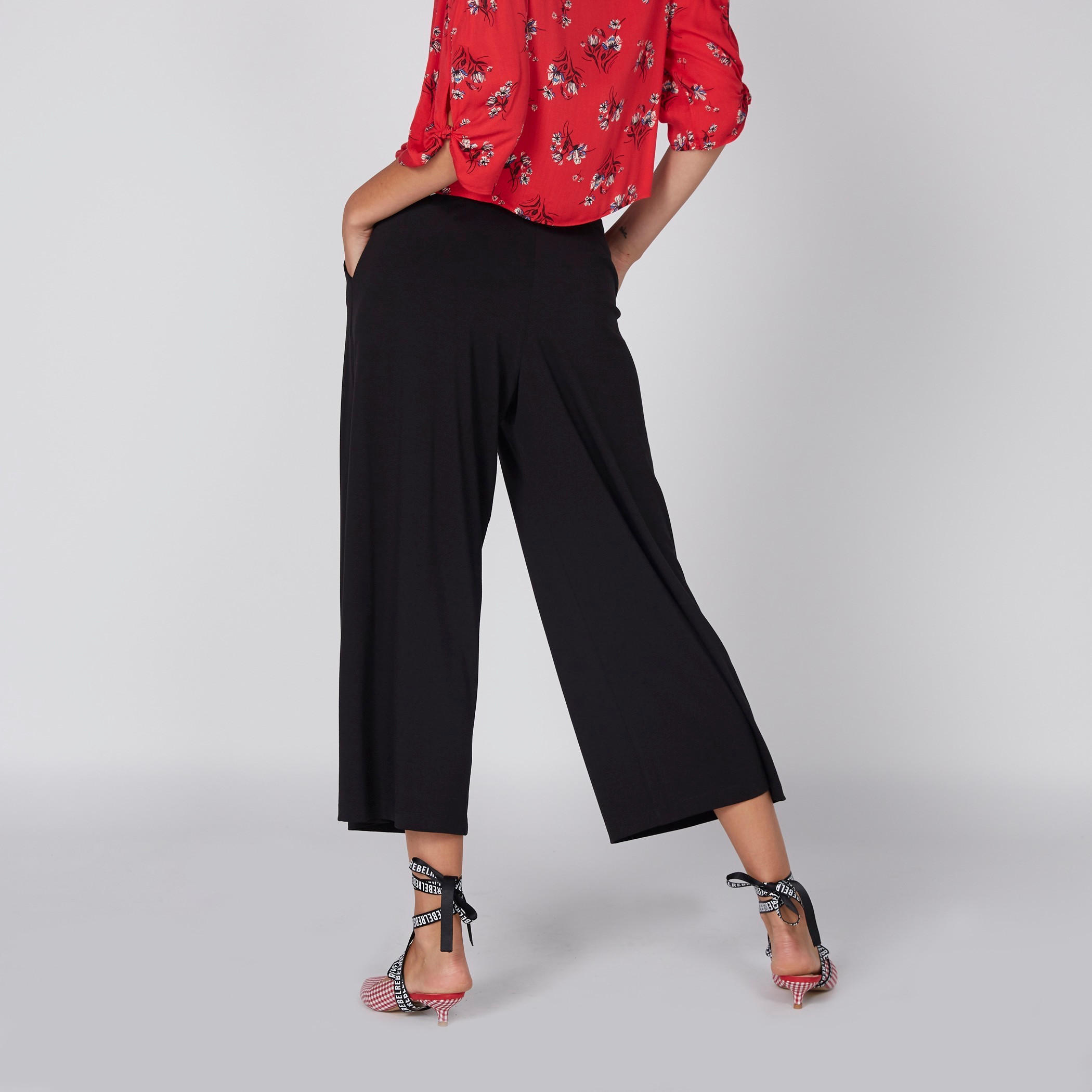 بنطال واسع الساقين بخصر مطّاطي وجيوب-women-clothing-bottoms-trousers-image-5