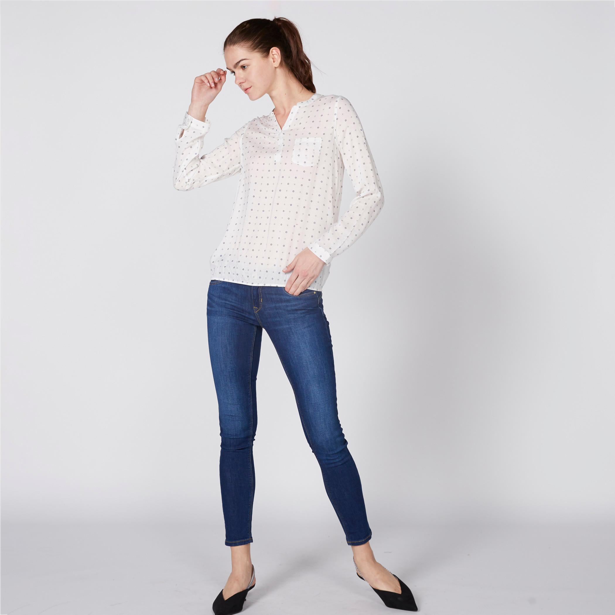 بلوزة بياقة V وأكمام طويلة وطبعات-women-clothing-shirtsandblouses-blouses-image-2