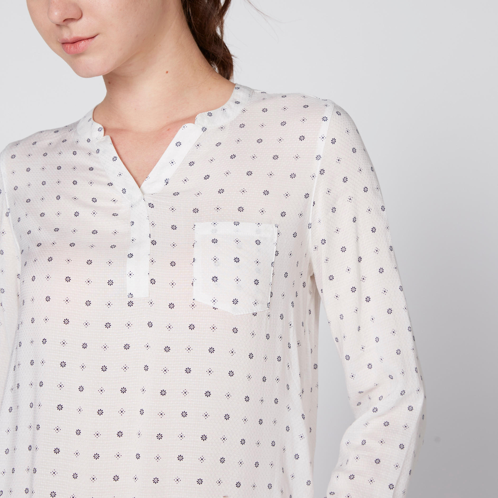 بلوزة بياقة V وأكمام طويلة وطبعات-women-clothing-shirtsandblouses-blouses-image-4