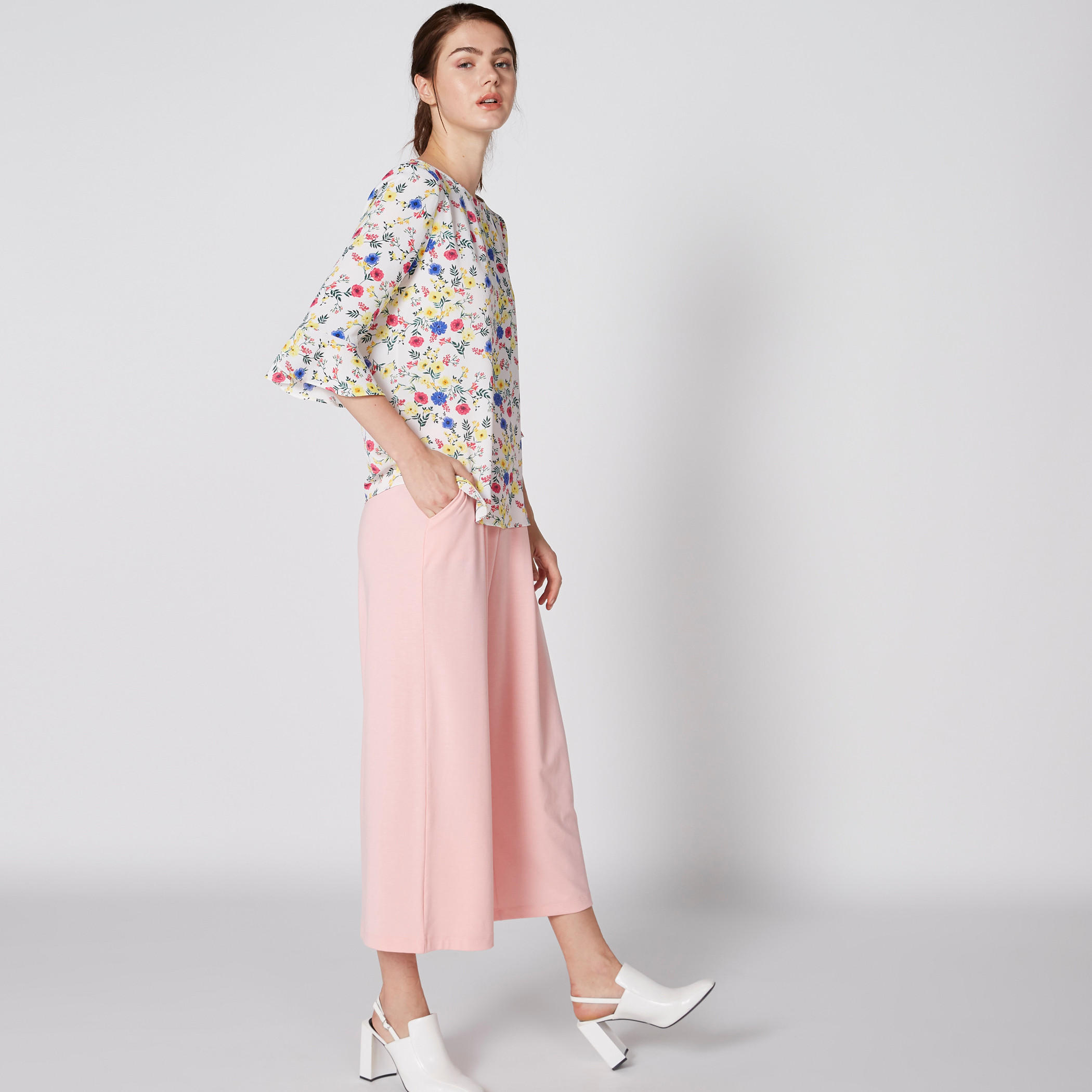 بنطال واسع الساقين بخصر مطّاطي وجيوب-women-clothing-bottoms-trousers-image-1