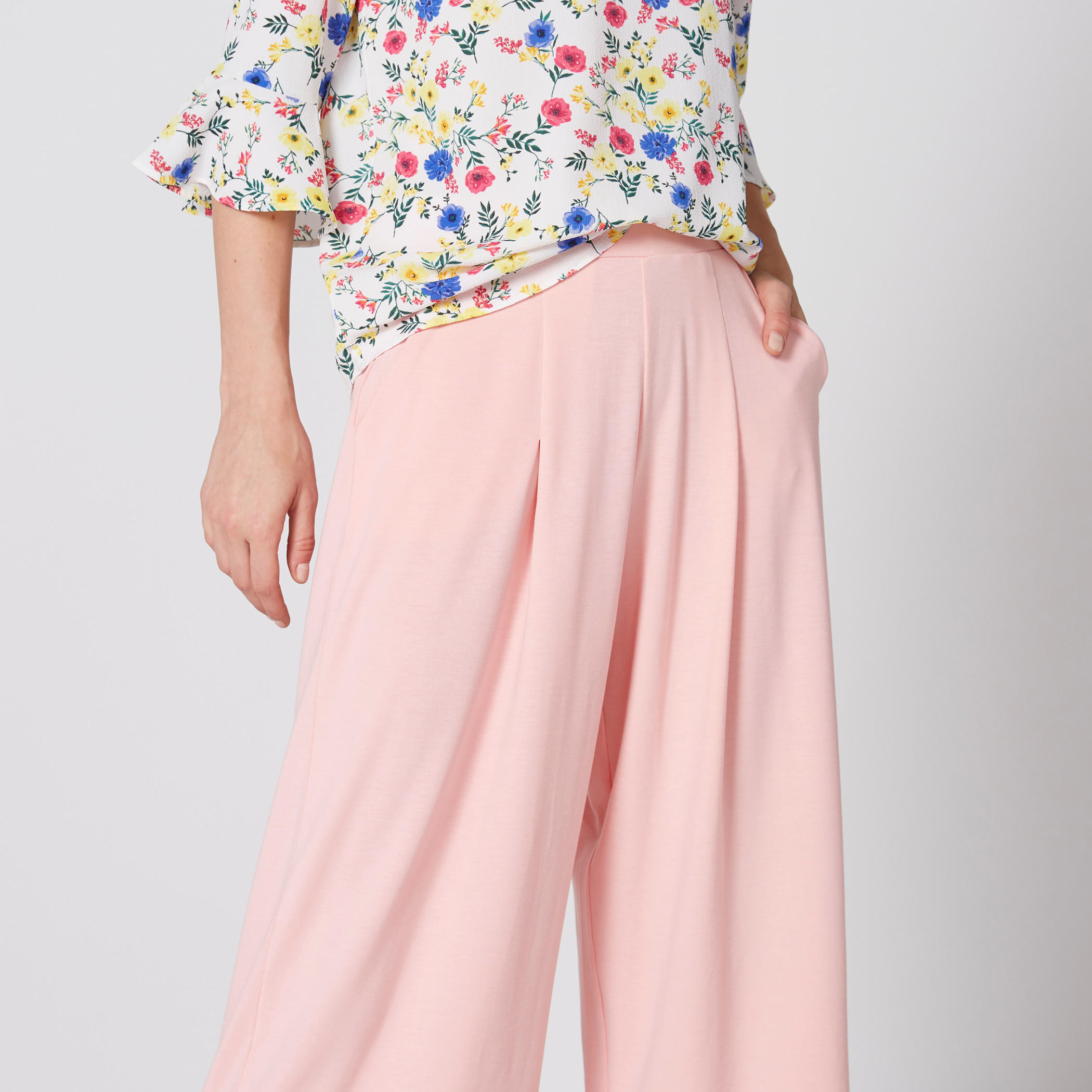 بنطال واسع الساقين بخصر مطّاطي وجيوب-women-clothing-bottoms-trousers-image-3