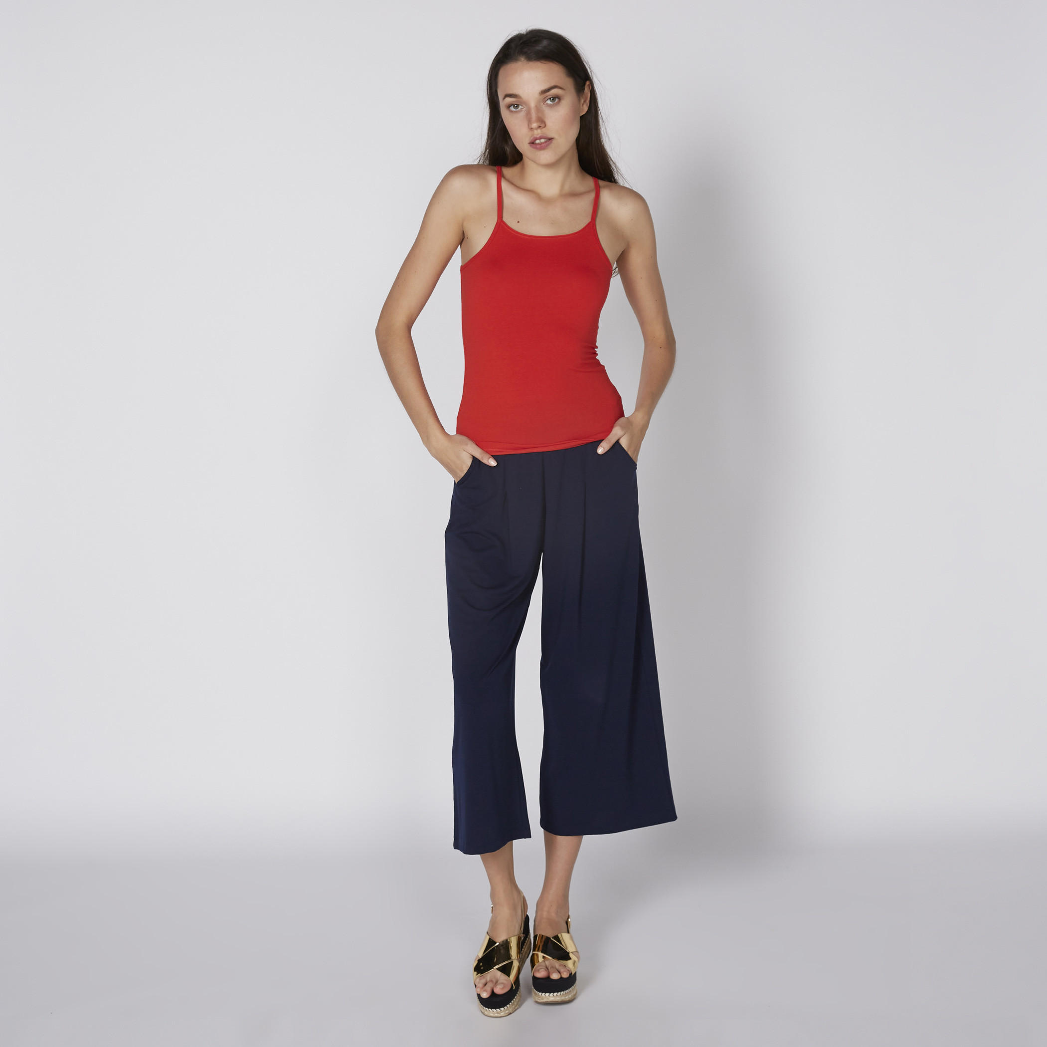 بلوزة كامي بحمّالات رفيعة وياقة مستديرة-women-clothing-tshirts-image-2